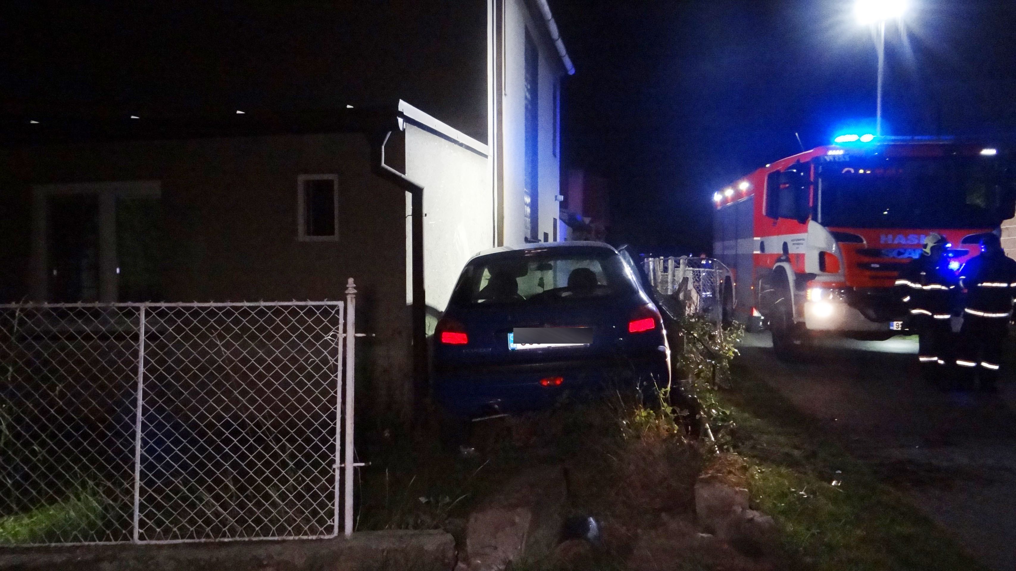 Rozbité auto skončilo v zahradě, řidič letěl do nemocnice vrtulníkem - GALERIE: Nehoda opilého mladíka na Mělnicku (3/4)