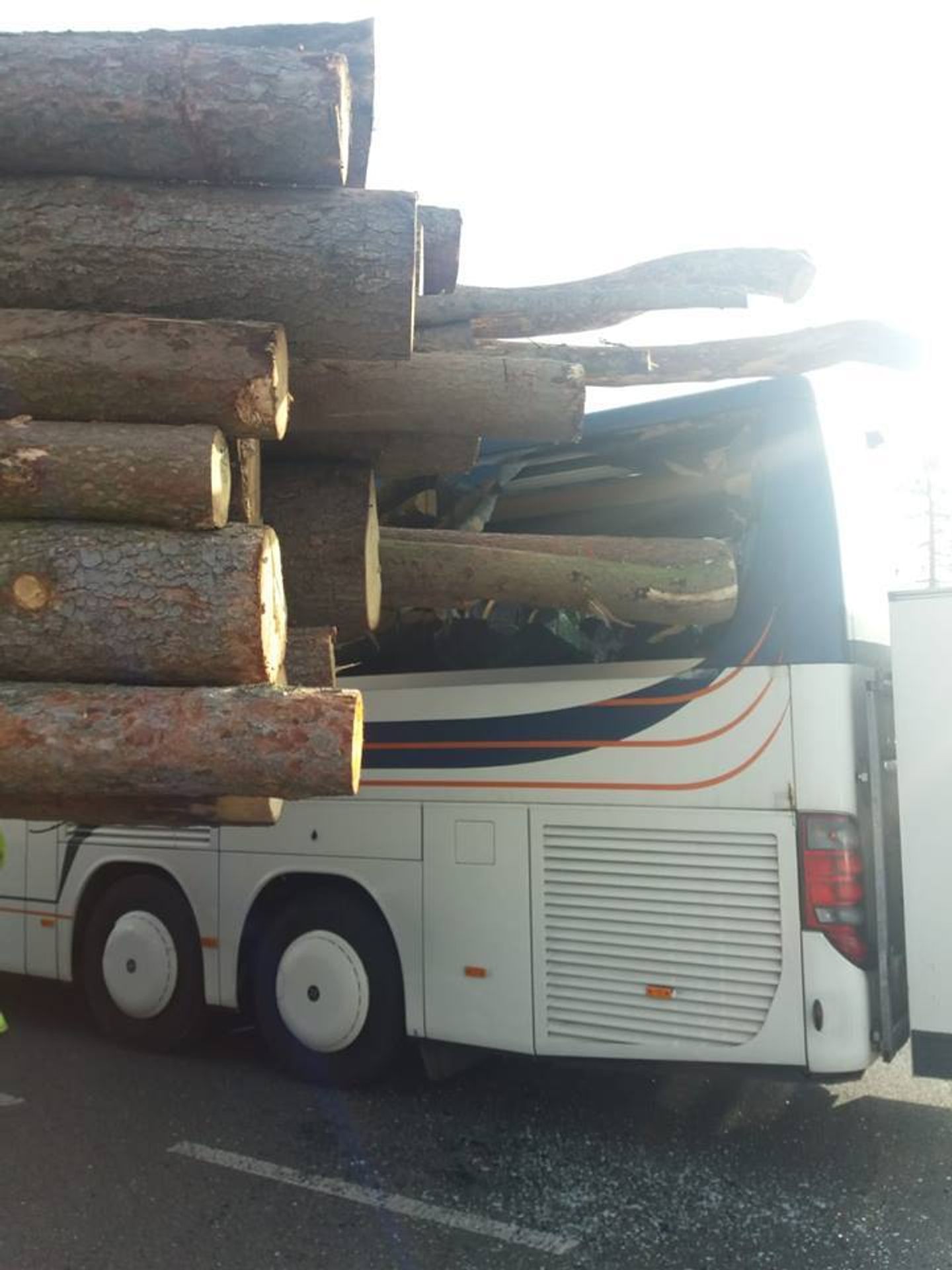Nehoda autobusu na Benešovsku - 1 - GALERIE: Nehoda autobusu na Benešovsku (1/4)