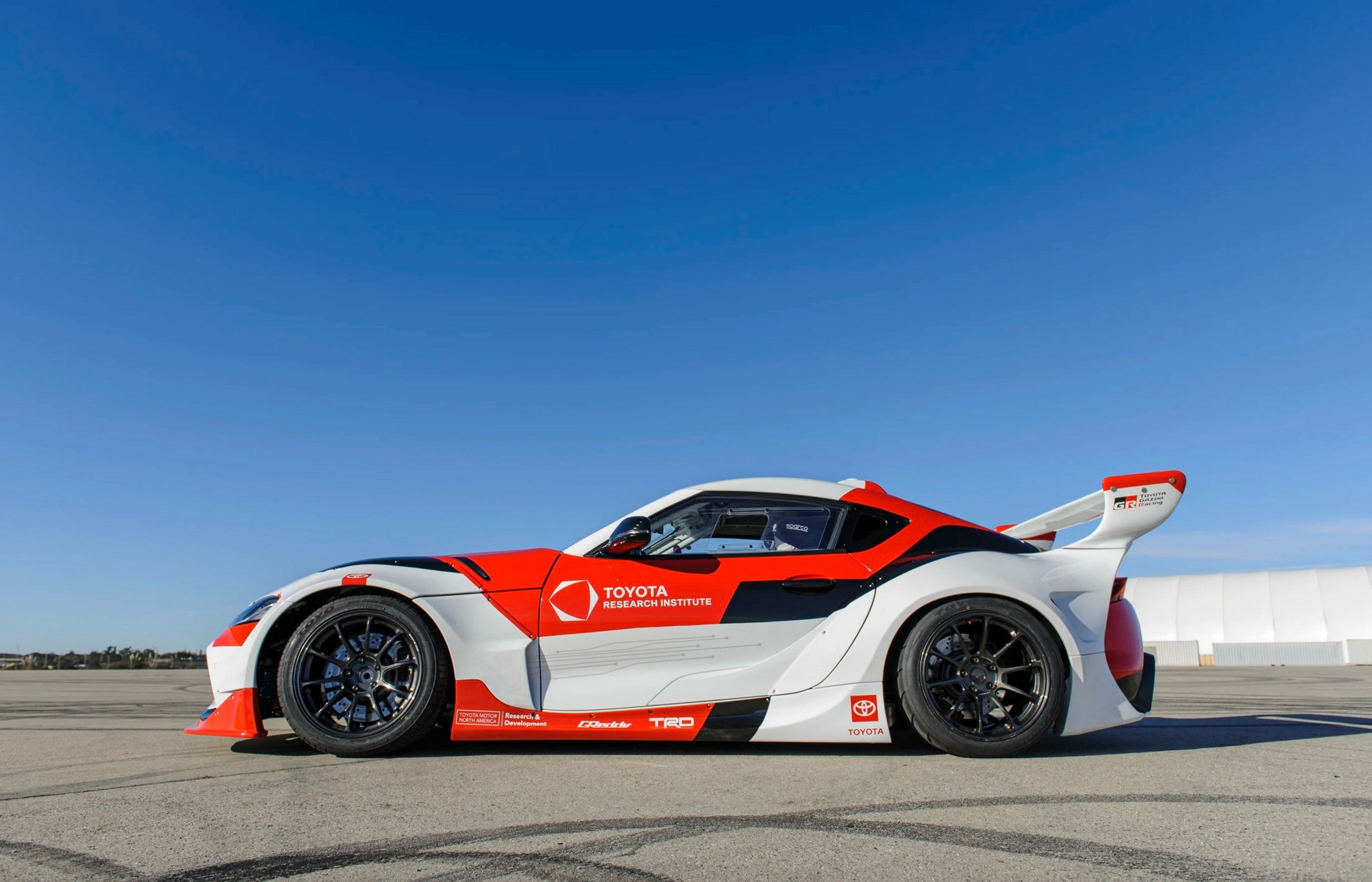 Toyota GR Supra - 13 - Fotogalerie: Tahle Supra umí driftovat úplně sama! (4/7)