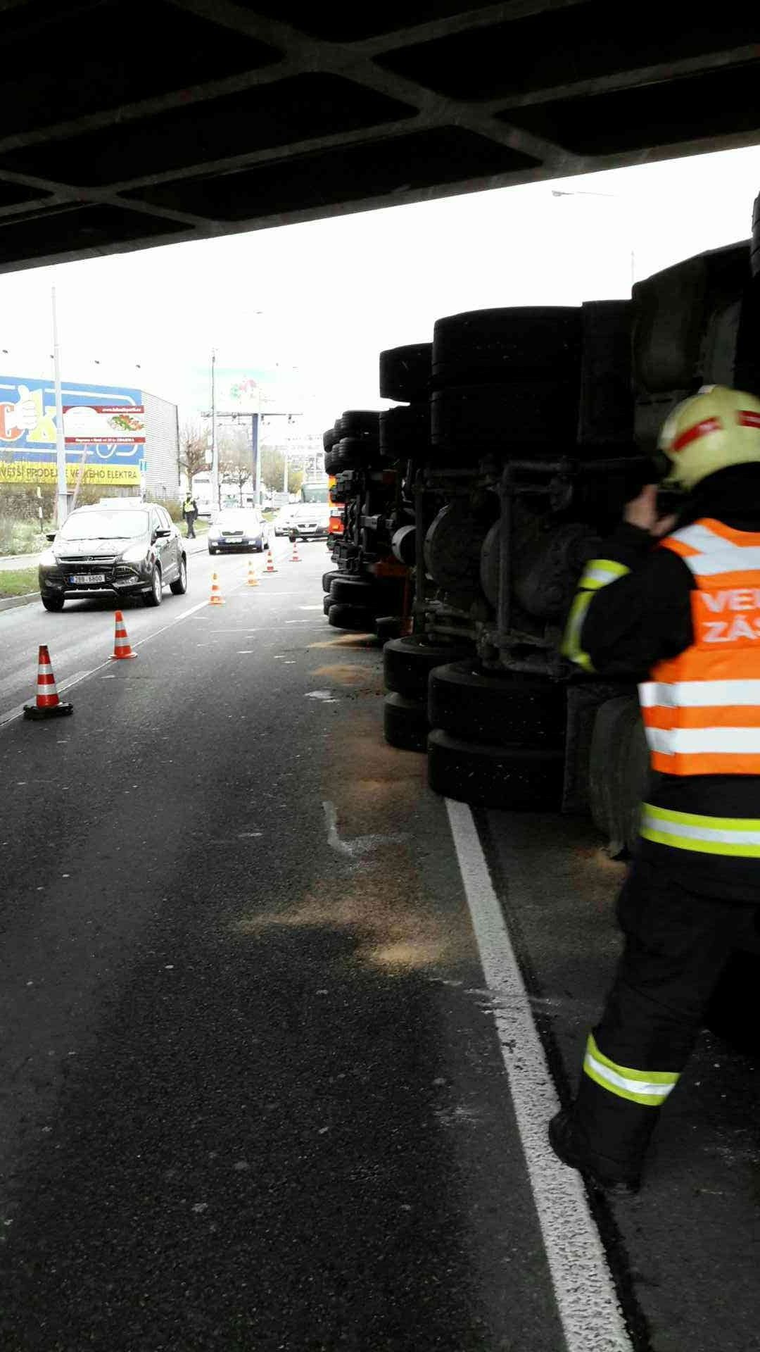 Kamion s naloženým bagrem se převrátil v Brně - 1 - GALERIE: Převrácený kamion zablokoval silnici (4/4)