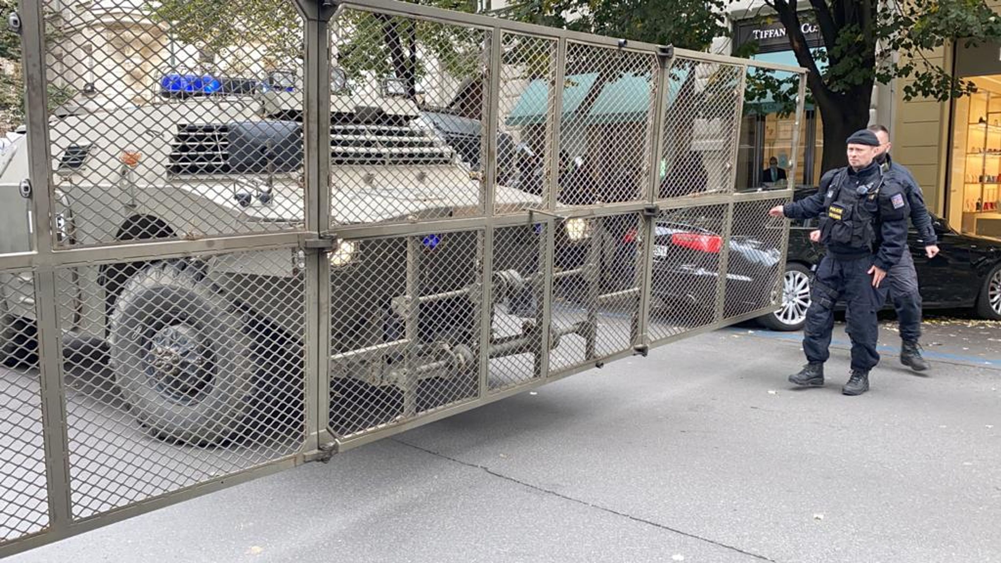 Bezpečnostní opatření policistů na Staroměstském náměstí v Praze kvůli protestu fotbalových chuligánů - GALERIE: Demonstrace fotbalových chuligánů v Praze proti opatřením (17/17)