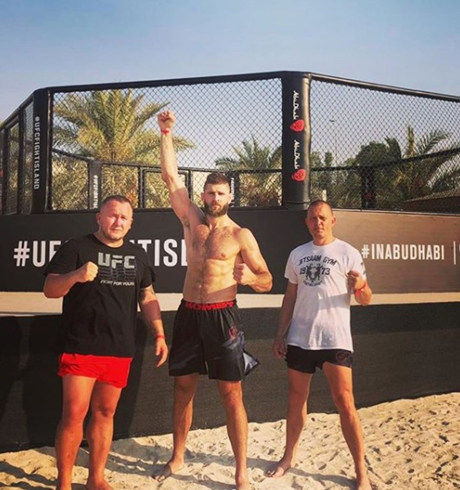 Jiří Procházka a jeho tým v Abú Zabí u oktagonu - 1 - GALERIE: Jiří Procházka si vyzkoušel oktagon UFC na Fight Islandu (1/5)