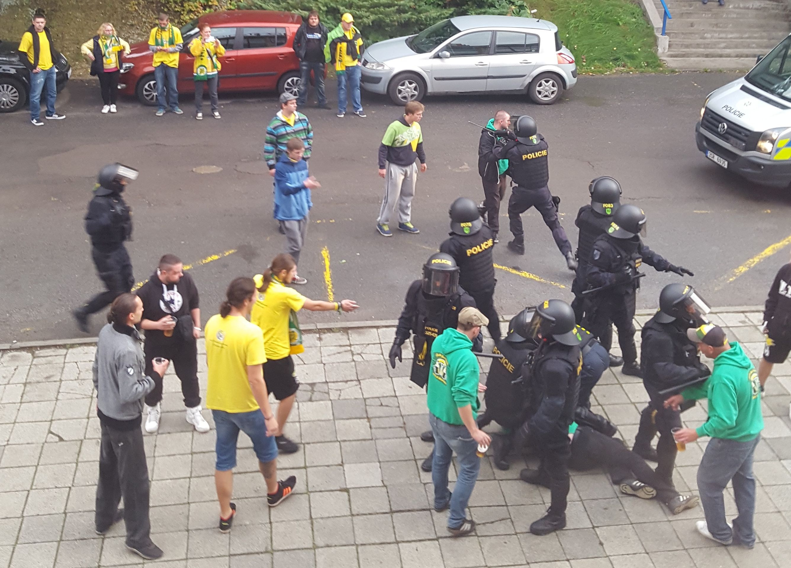 Zatýkání fanoušků Vsetína na Kladně s Jaromírem Jágrem - 6 - GALERIE: Policie zatýkala na Kladně, byl u toho i Jágr (6/6)