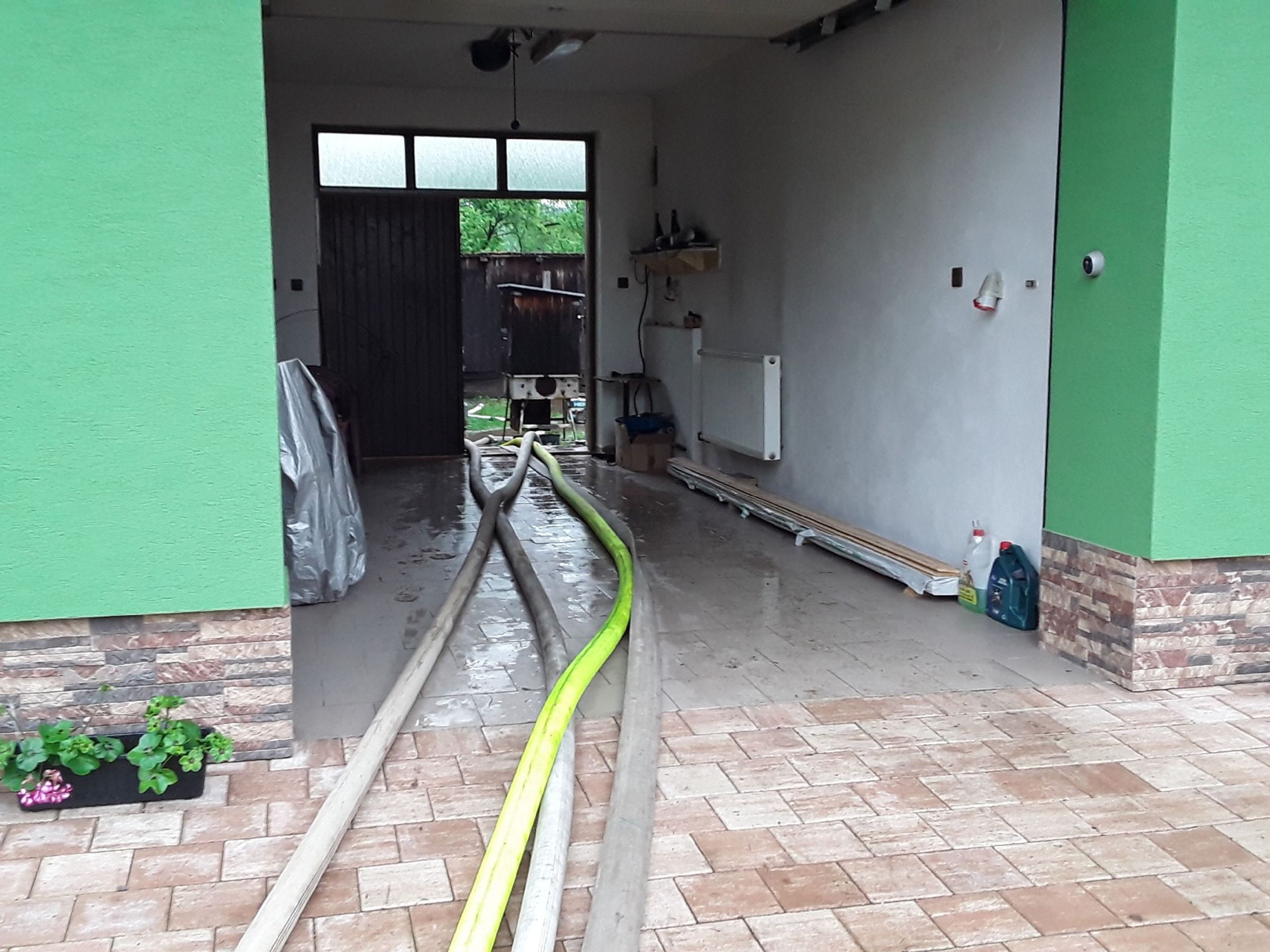 Pokračuje odčerpávání vody z domů, Jihomoravský kraj (2) - Déšť a povodně (8/16)