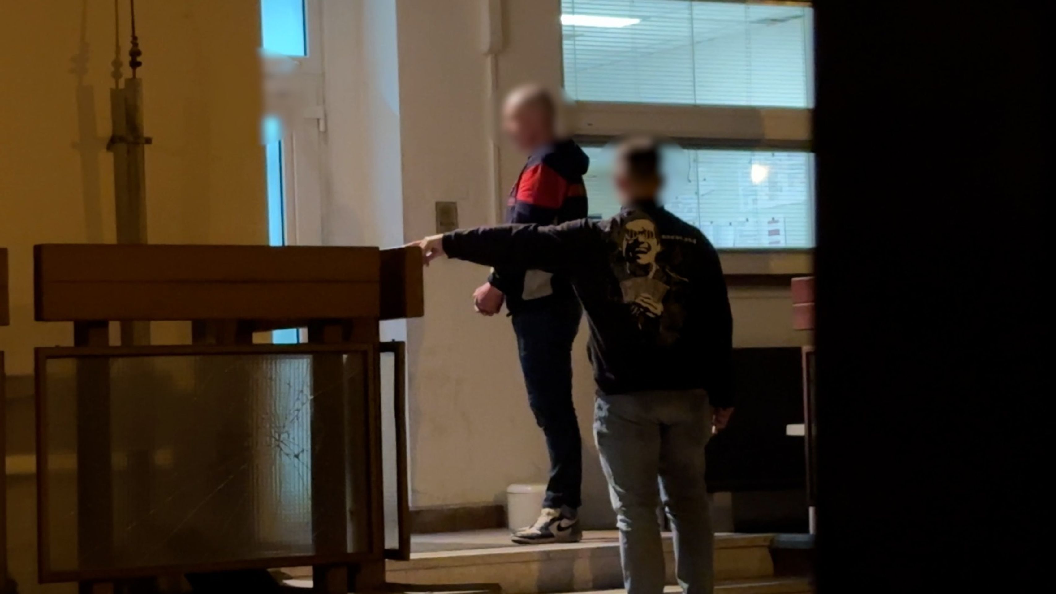 Zadržení podezřelého Praha pád v Divadelní ulici - Policejní vyšetřování a zadržení podezřelého (8/9)
