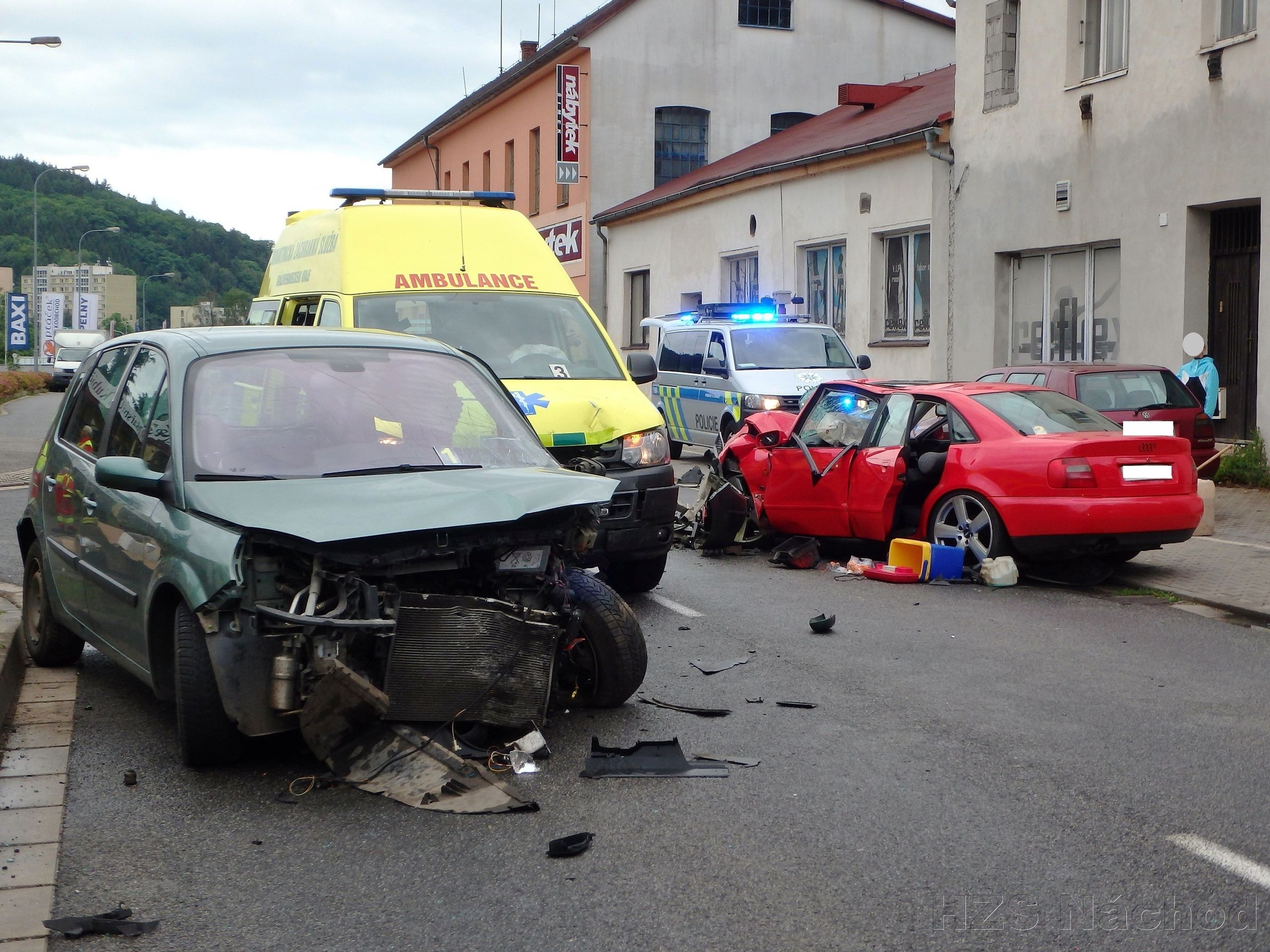 Vážná nehoda dvou aut v Náchodě - 3 - GALERIE: V centru Náchoda se čelně srazila dvě auta (3/5)
