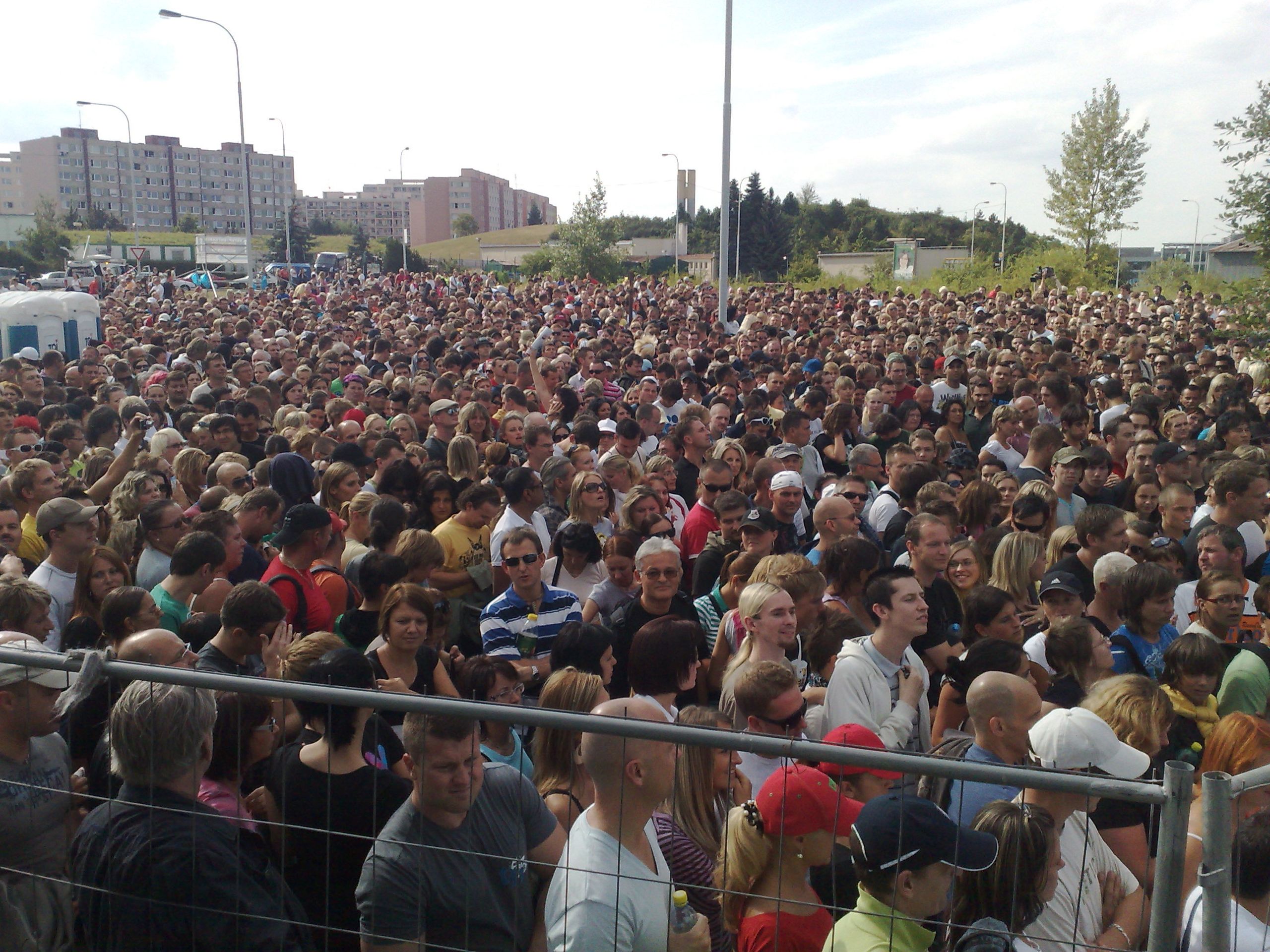 Před koncertem Madonny - GALERIE: fanoušci čekají na Chodově na Madonnu (1/13)