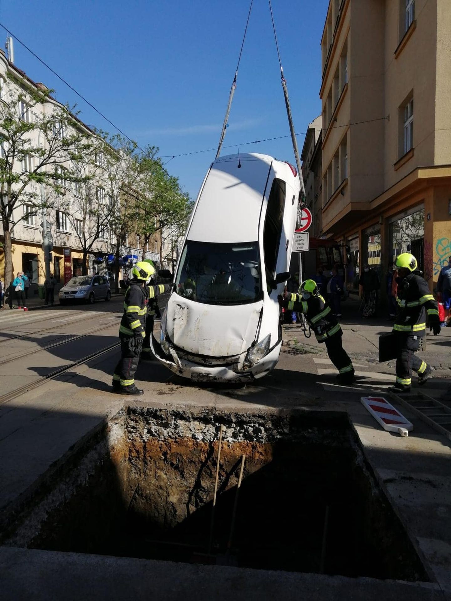 Řidička vjela přímo do výkopu - 16 - Fotogalerie: Hasiči museli vyprostit toyotu z dvoumetrového výkopu (6/7)