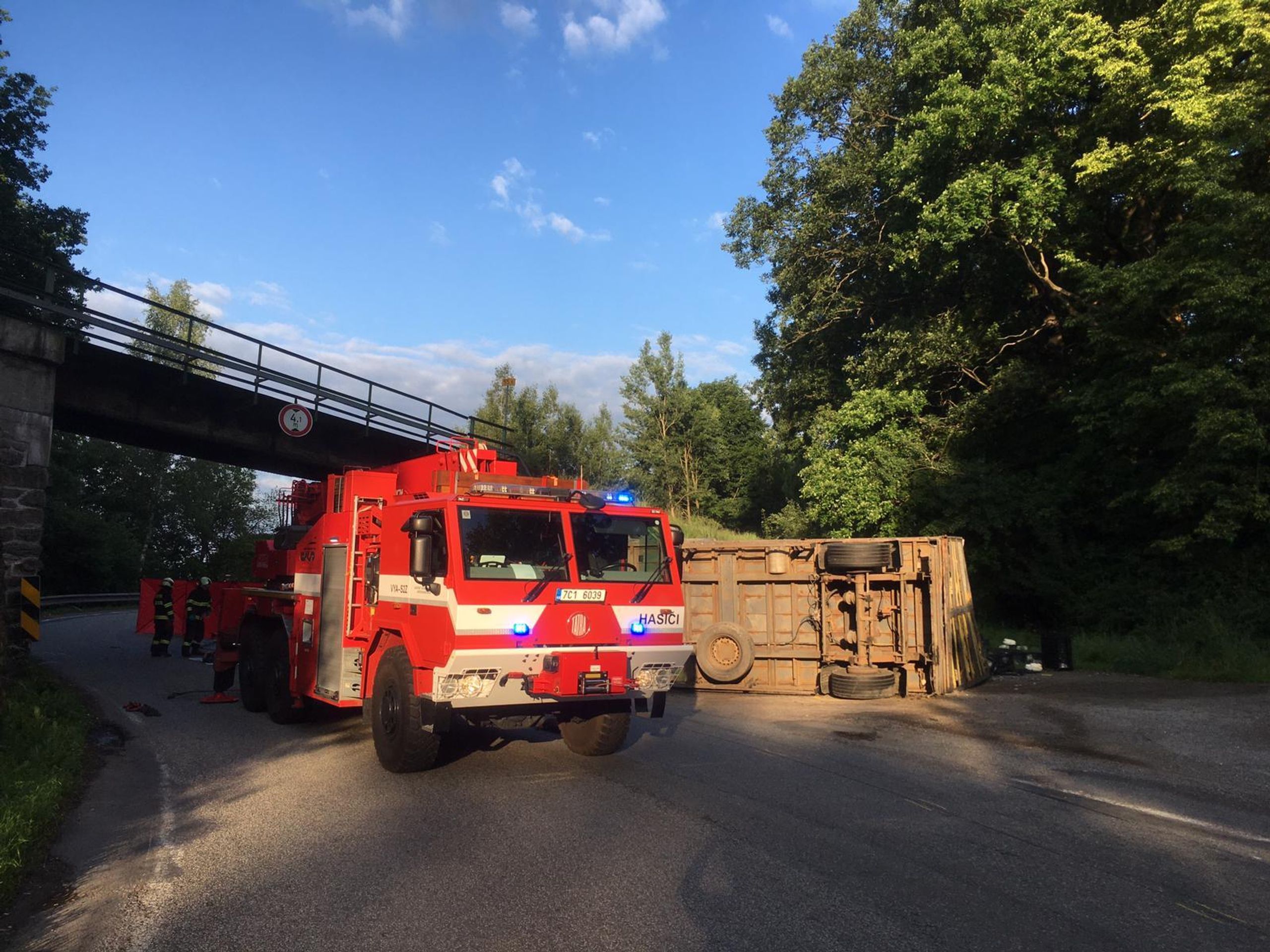 Tragická nehoda u Chýnova na Táborsku - 9 - GALERIE: Tragická nehoda u Chýnova na Táborsku (1/9)