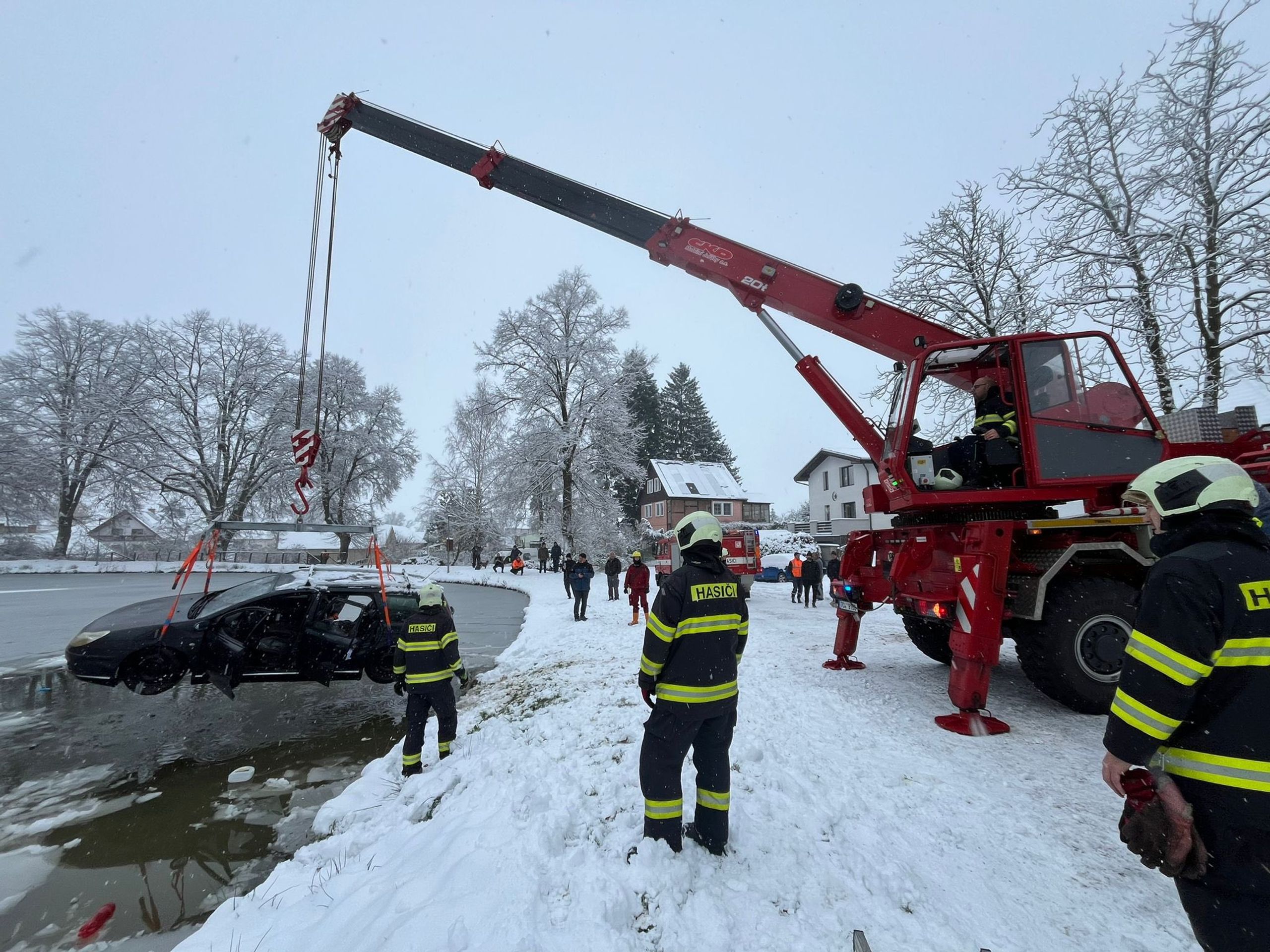 V Dolním Bukovsku skončilo osobní auto v rybníku (2) - Chumelenice komplikuje dopravu (15/20)