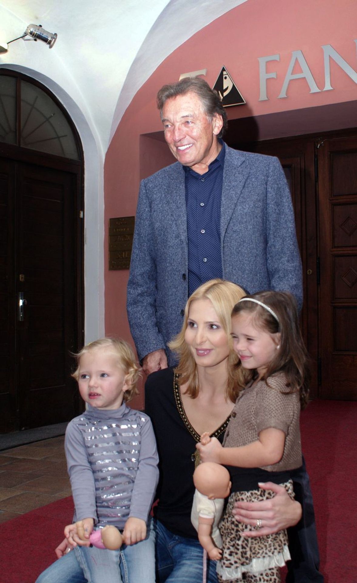Karel Gott s manželkou a dcerami Charlotte a Nelly - GALERIE: Proměna Charlotte Gottové (2/5)