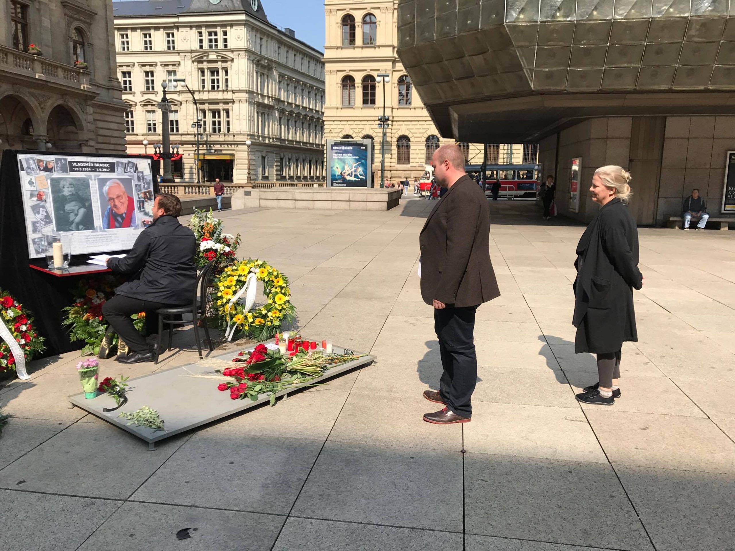 Poslední rozloučení s Vladimírem Brabcem u Národního divadla - GALERIE: Poslední rozloučení s Vladimírem Brabcem (6/6)