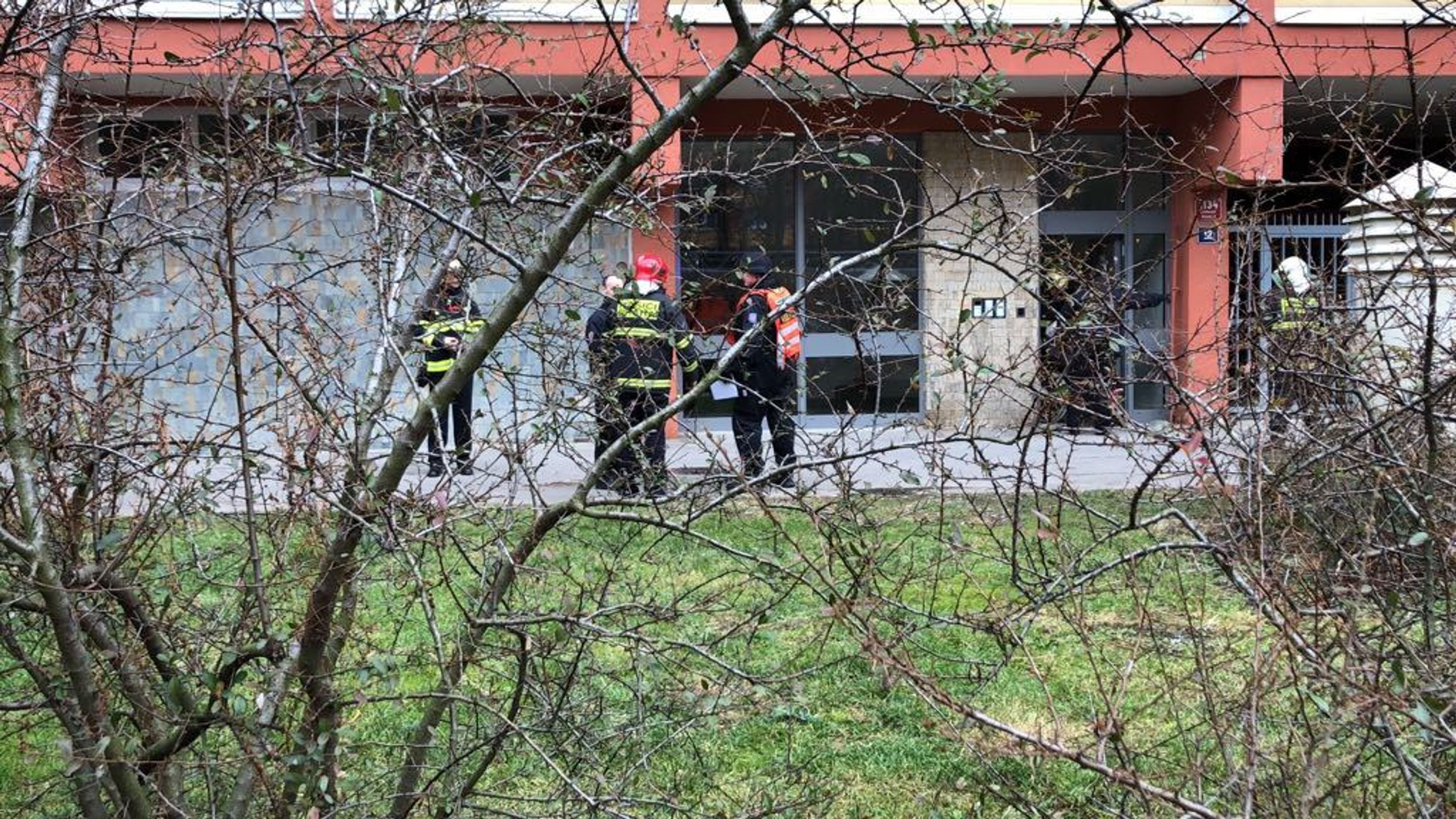 Evakuace a zásah policistů ve Famfulíkově ulici v Praze - 7 - GALERIE: Evakuace a zásah policistů ve Famfulíkově ulici (8/14)