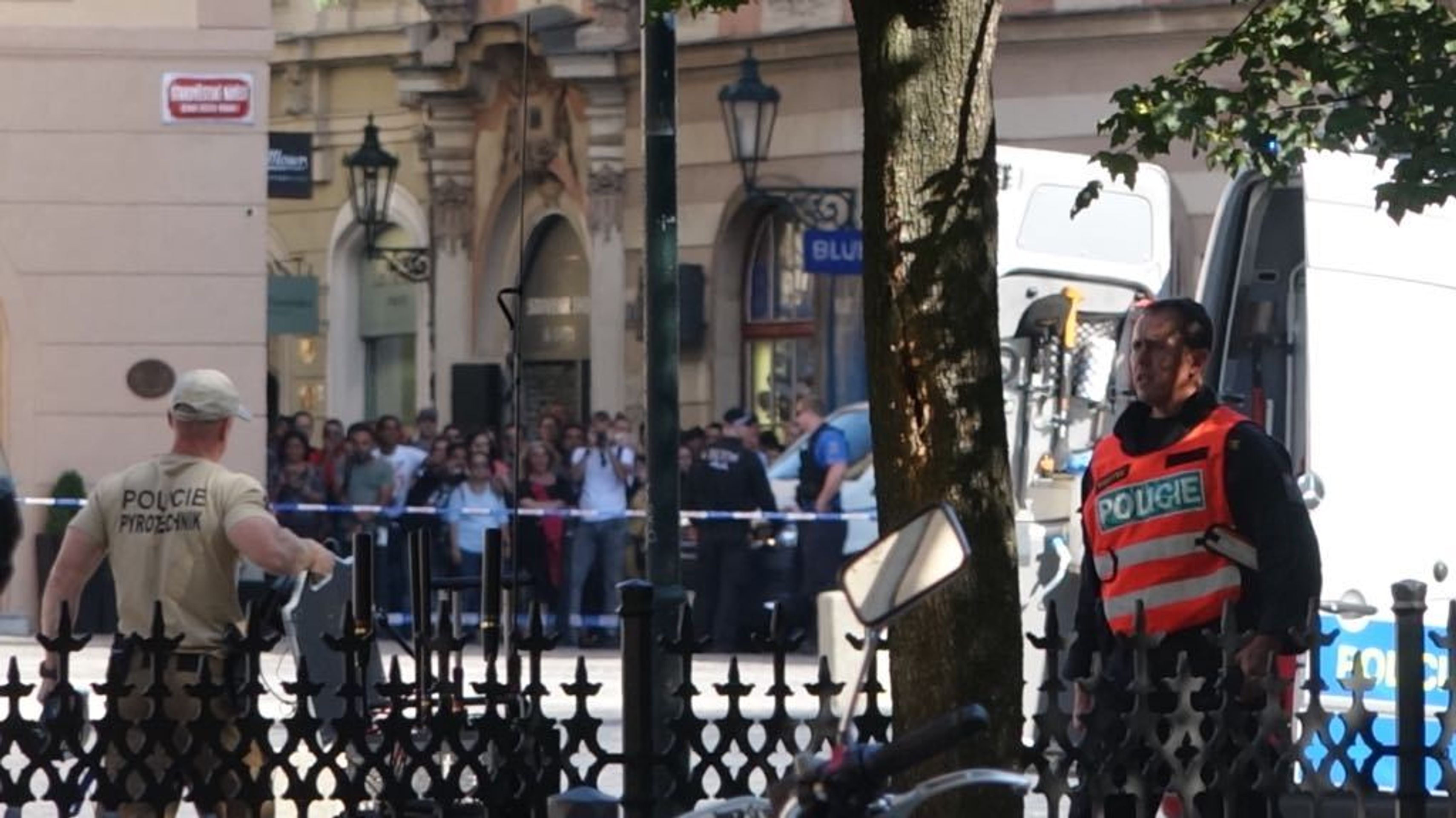 Evakuace Staroměstského náměstí - 4 - GALERIE: Policie vyklízí Staroměstské náměstí (7/8)
