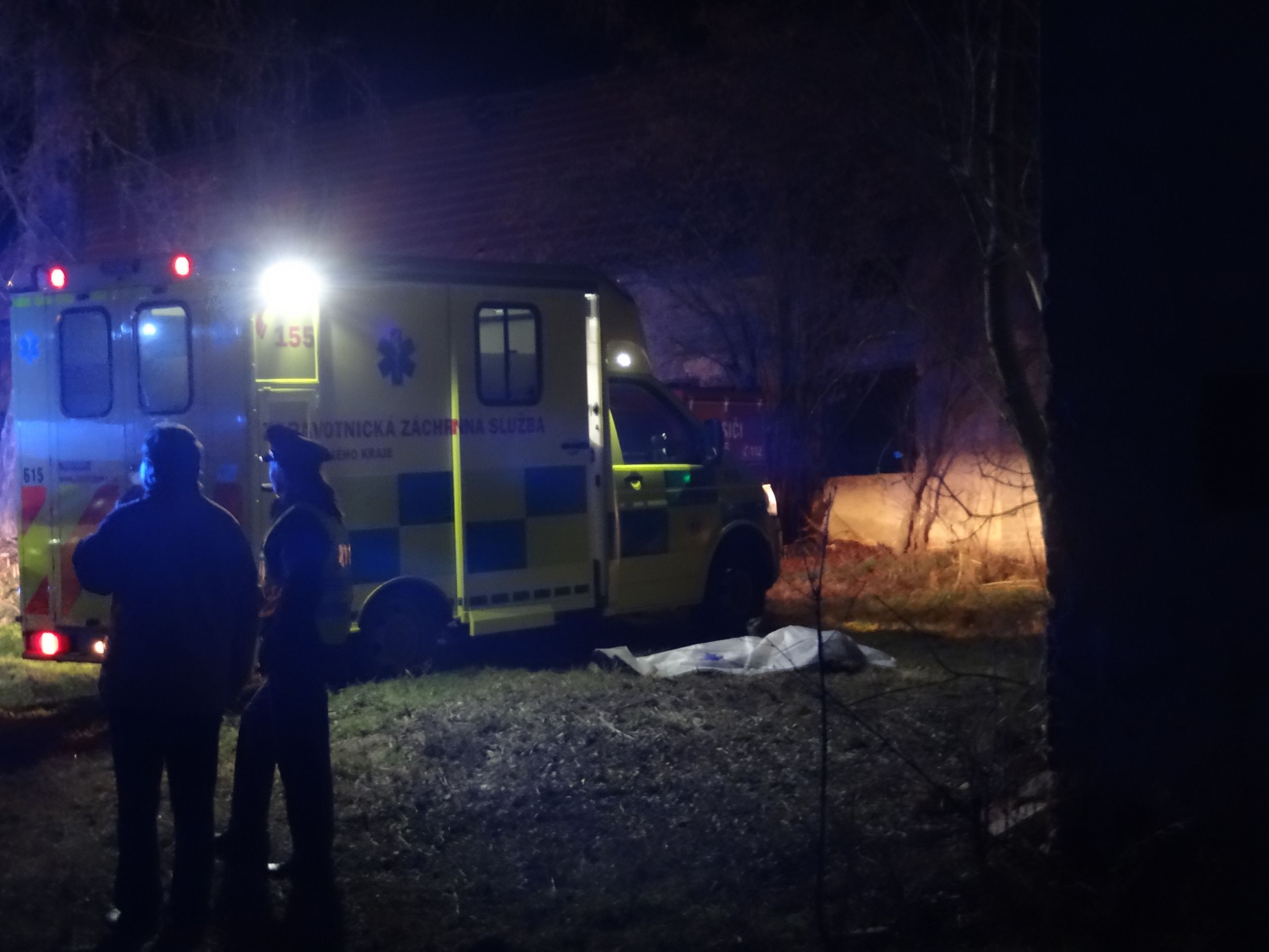 Požár chátrající budovy v areálu zámku ve Statenicích na Praze-západ - 4 - GALERIE: Požár chátrající budovy v areálu zámku ve Statenicích na Praze-západ (8/8)
