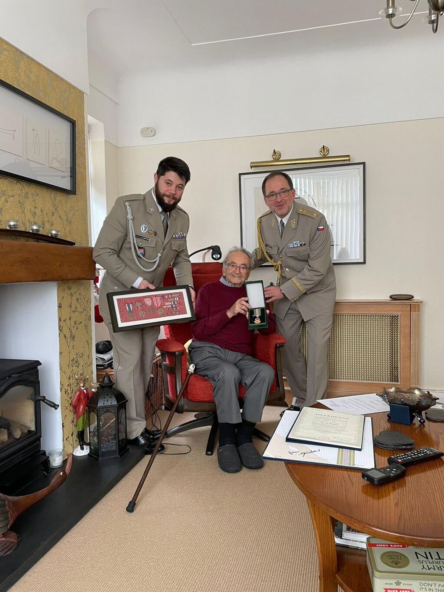 Předání resortního vyznamenání (2) - Major Ervín Hoida (3/4)