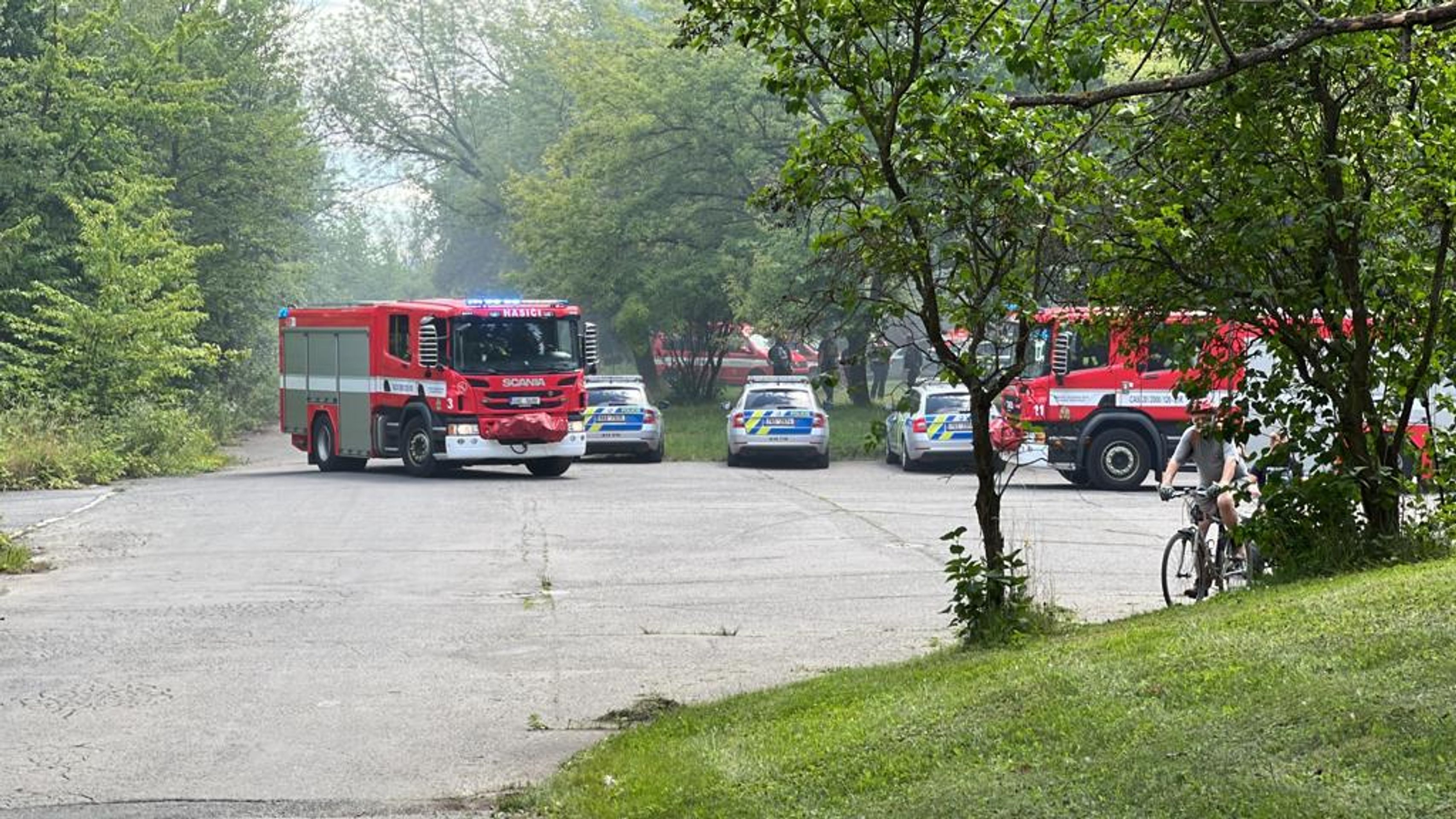 Požár autoservisu v Běchovicích (2) - Několik jednotek zasahuje u požáru autoservisu v Běchovicích (4/17)