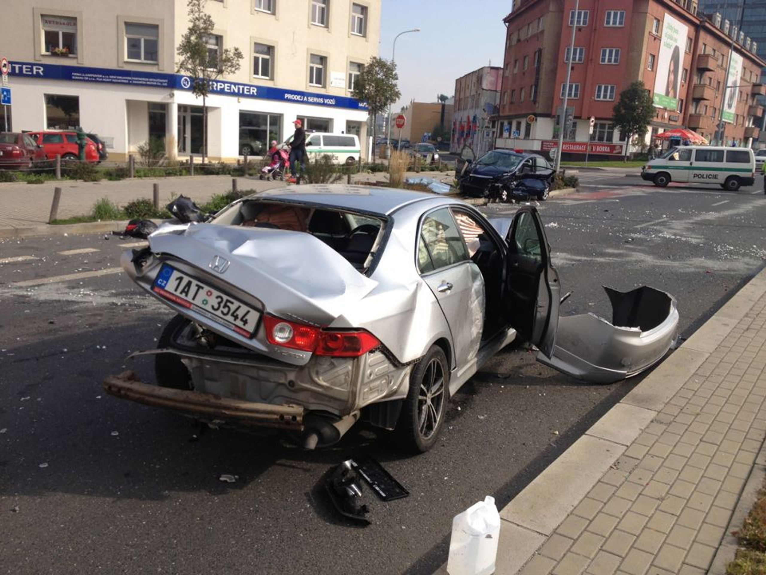 Nehoda na Českomoravské - FOTO HRŮZY: Takhle dopadla šílená jízda řidiče v Praze (3/3)