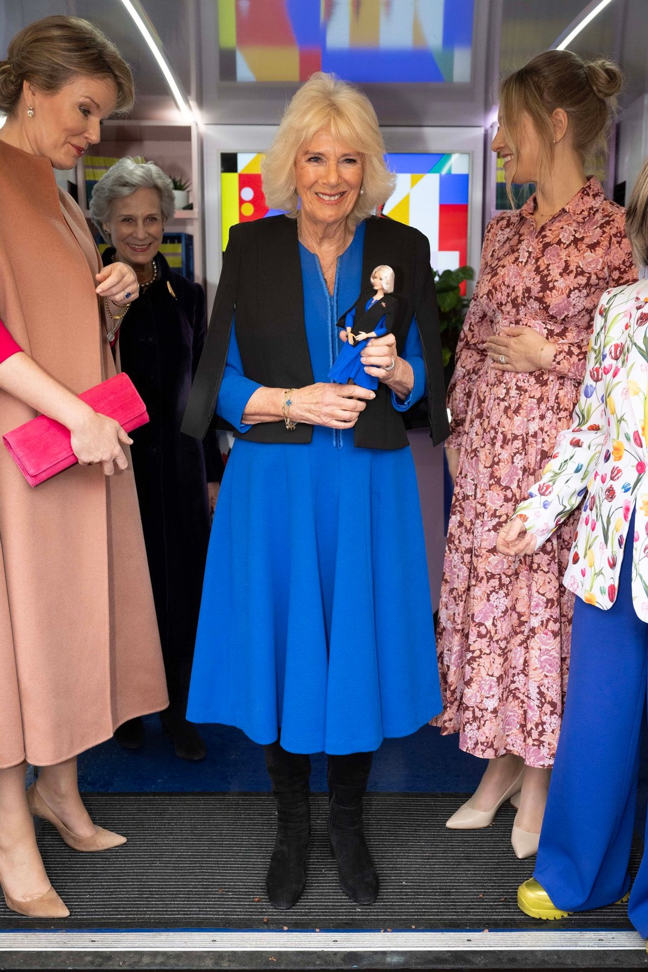 Královna Camilla má svou panenku Barbie - Královna Camilla má svou panenku Barbie (1/4)