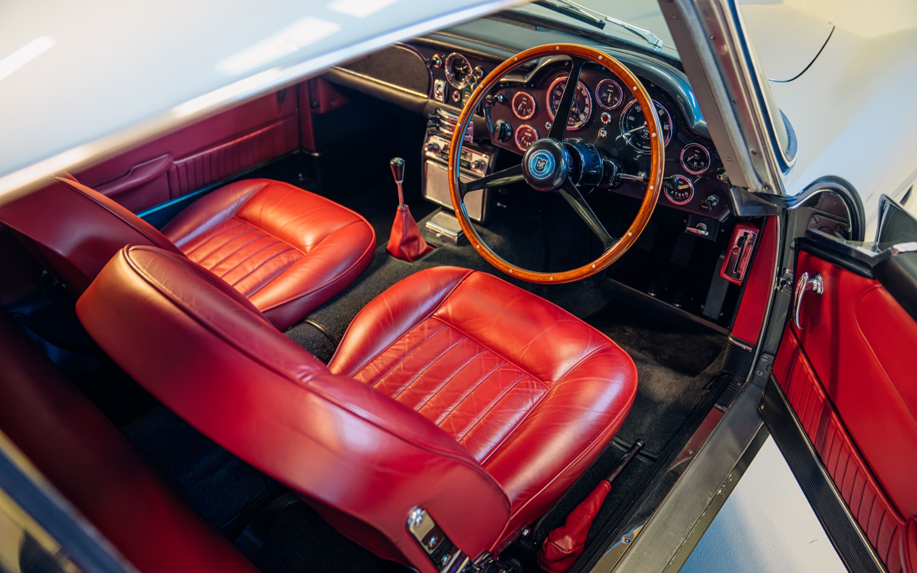 Aston Martin DB5 z roku 1964, který Seanu Connerymu - Aston Martin DB5 z roku 1964, který patřil Seanu Connerymu (4/11)