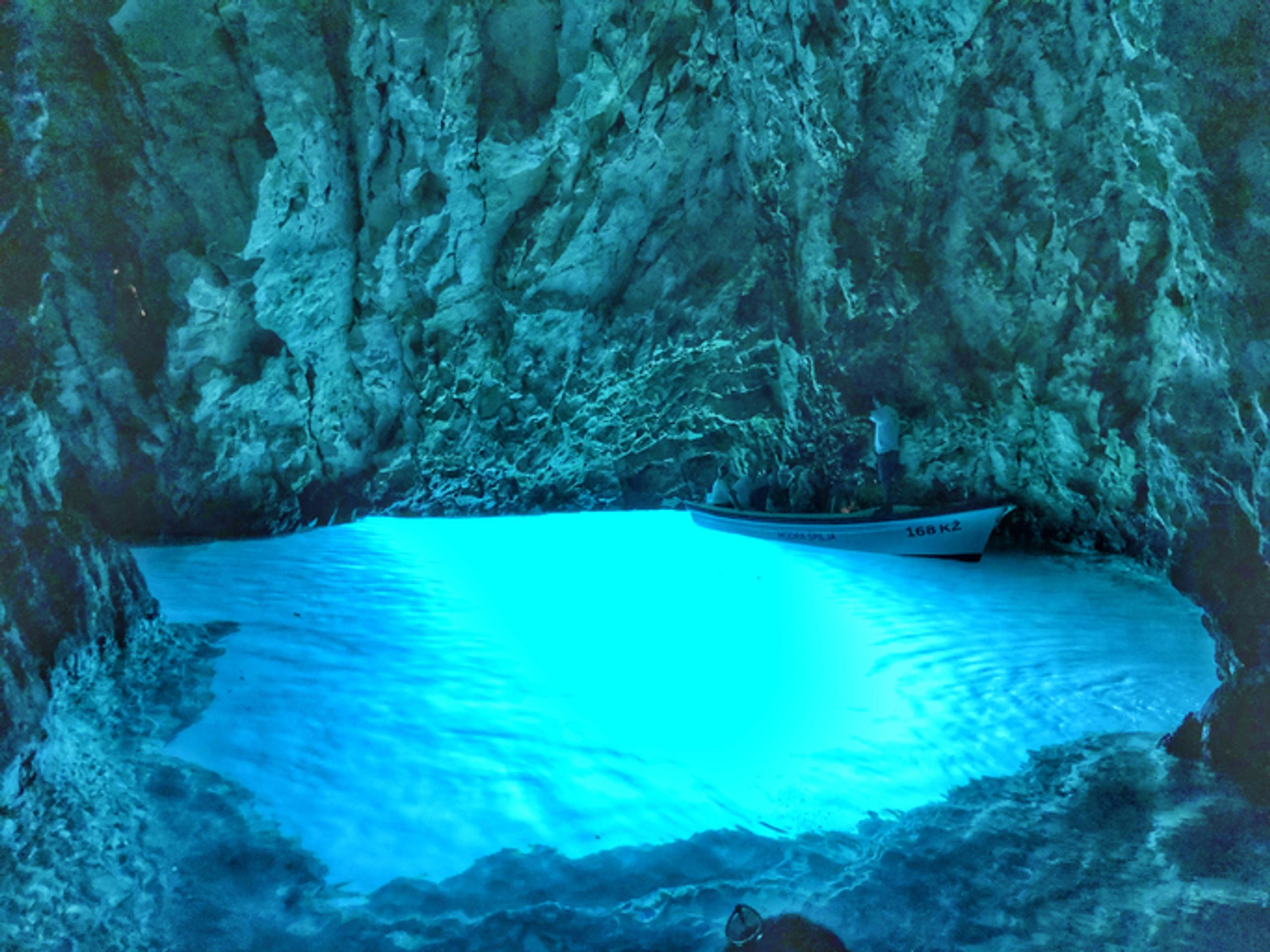 Nejkrásnější jeskyně - Blue Cave - Chorvatsko - GALERIE: Nejkrásnější jeskyně (4/10)