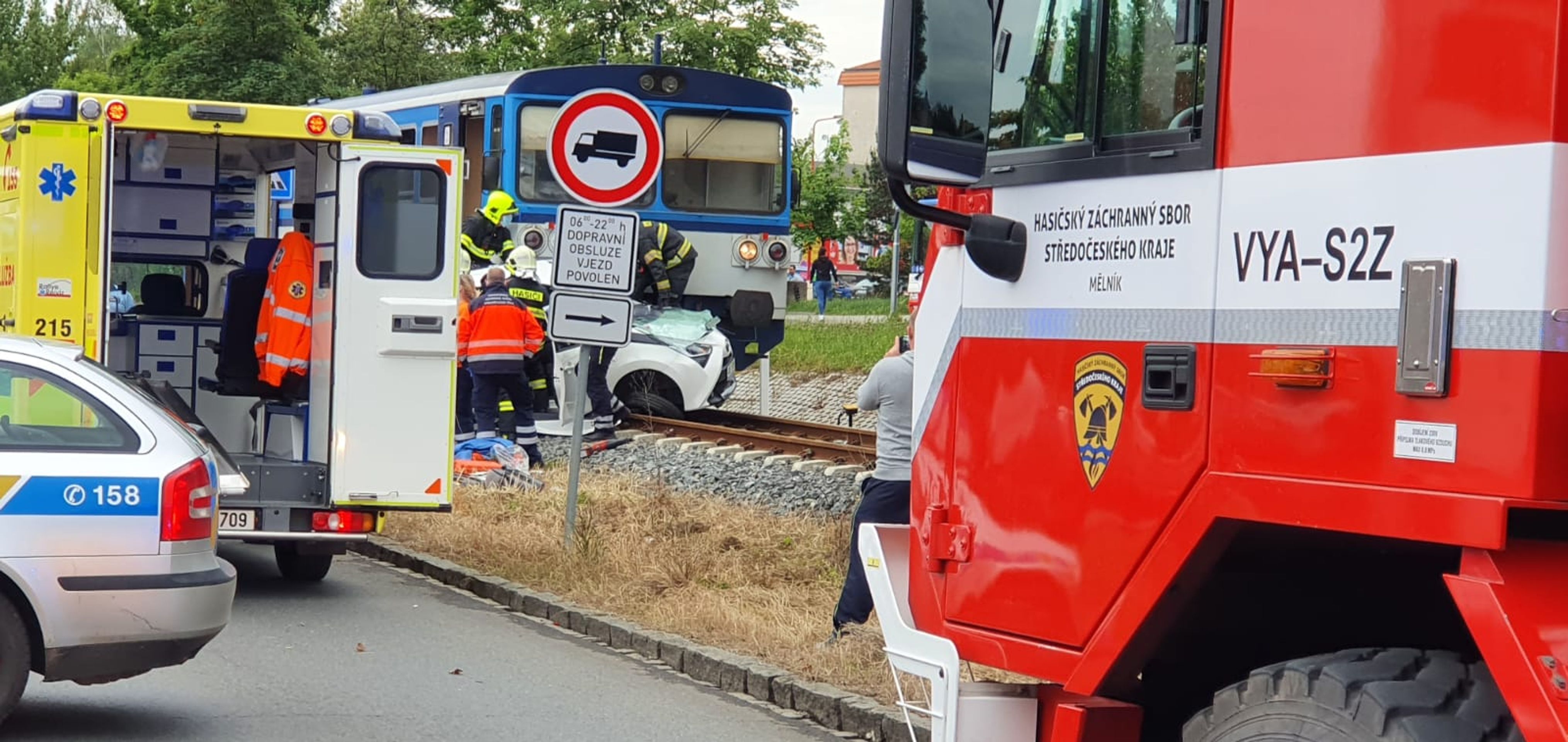 Řidičku museli ze zdemolovaného auta vystříhat hasiči. - GALERIE: Řidička vjela v Neratovicích pod vlak (5/5)