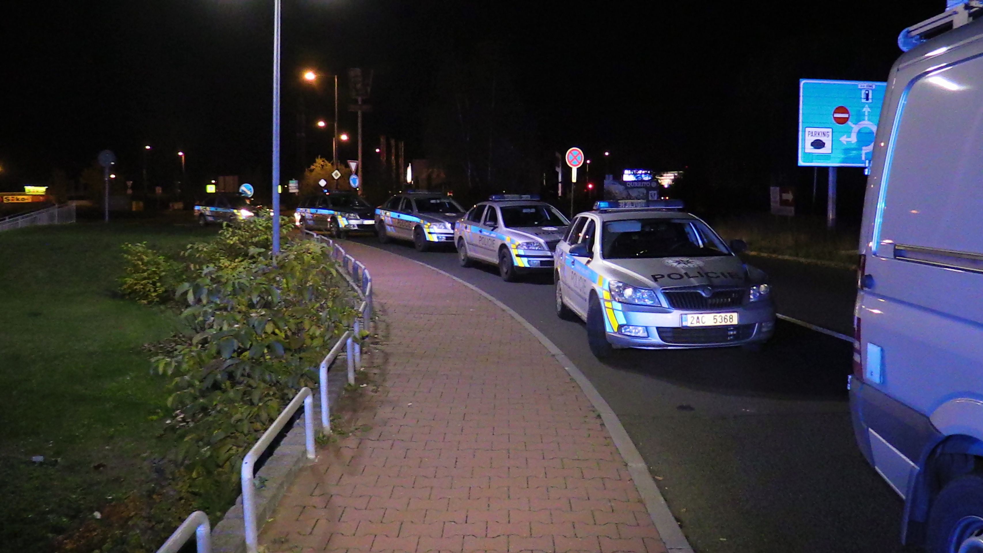 Na nepovolený sraz „tuningářů“ v Praze si došlápla policie - 10 - GALERIE: Na nepovolený sraz „tuningářů“ v Praze si došlápla policie (6/15)