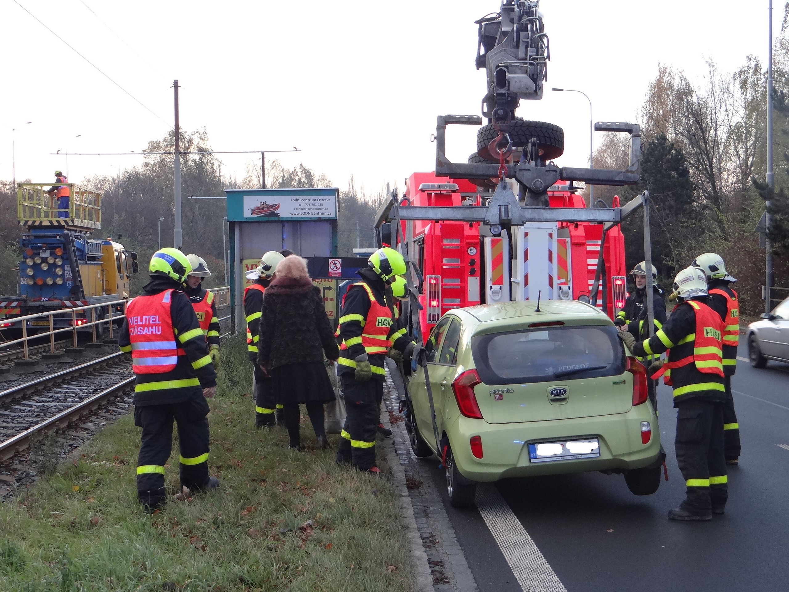 Hasiči vyprošťovali auto z tramvajových kolejí - 6 - Galerie: Hasiči vyprošťovali auto z tramvajových kolejí (6/13)