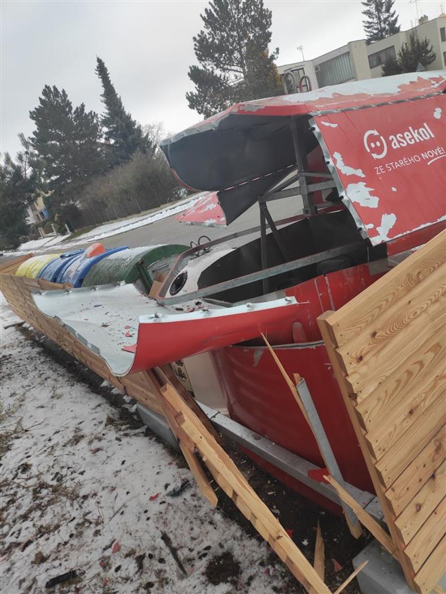 Zničený kontejner v Třebíči (2) - Vandalismus v Třebíči (5/7)