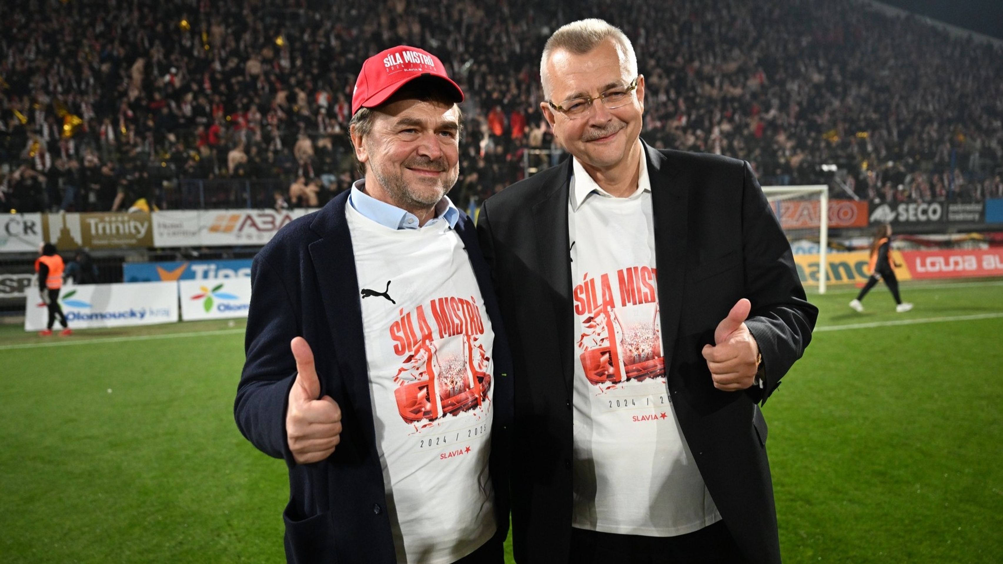 Na ploše byli přítomni i majitel Pavel Tykač a předseda Jaroslav Tvrdík - Slavia si v Olomouci zajistila 22. ligový titul (4/6)