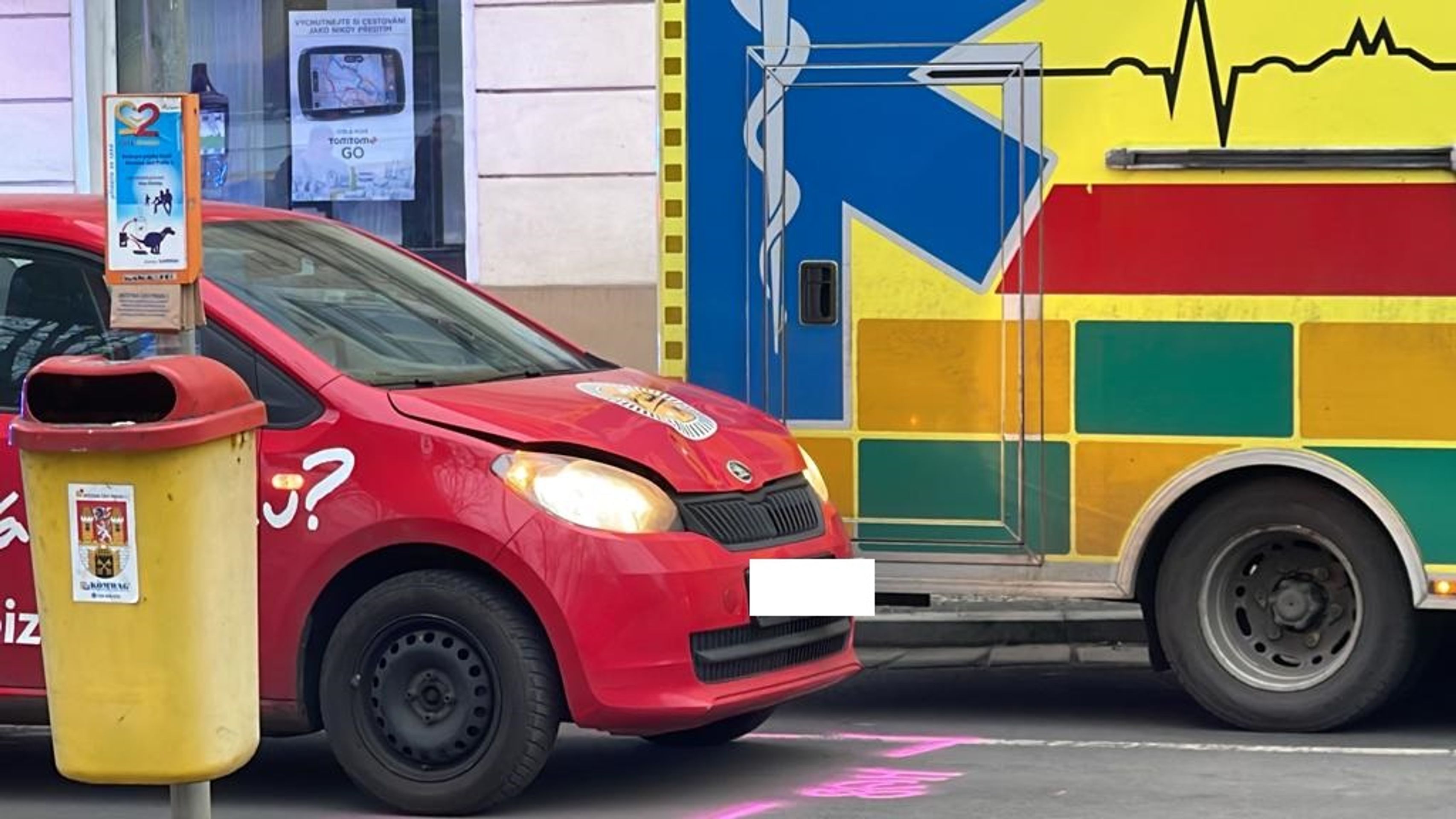 Auto v Praze srazilo dvě chodkyně - Nehody v Praze (6/8)