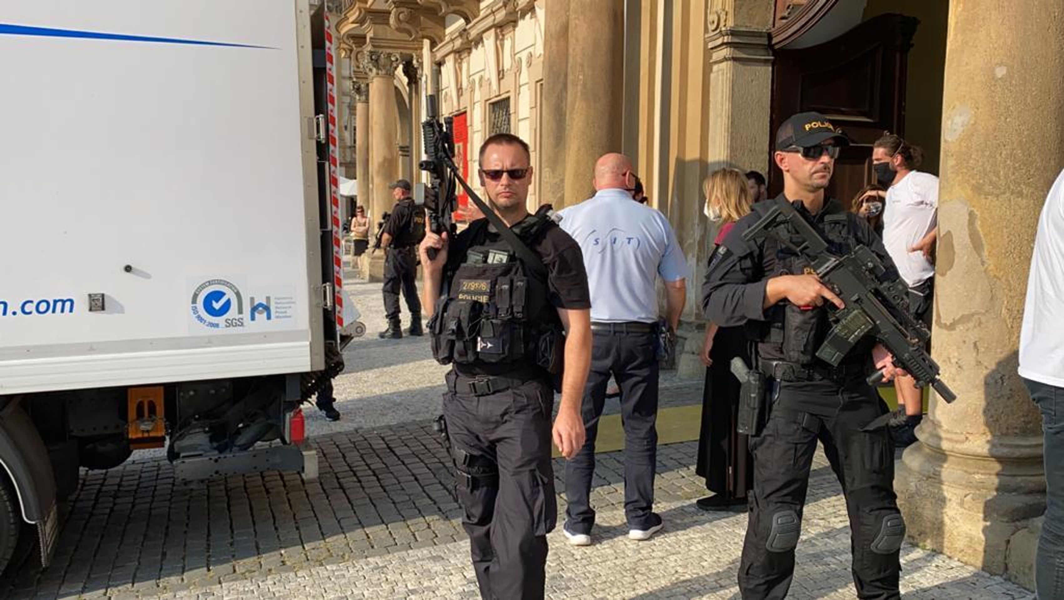 Převoz obrazů Rembrandta van Rijna do galerie na Staromestskem namesti - 8 - GALERIE: Převoz obrazů Rembrandta van Rijna do galerie na Staroměstském naměstí (7/14)