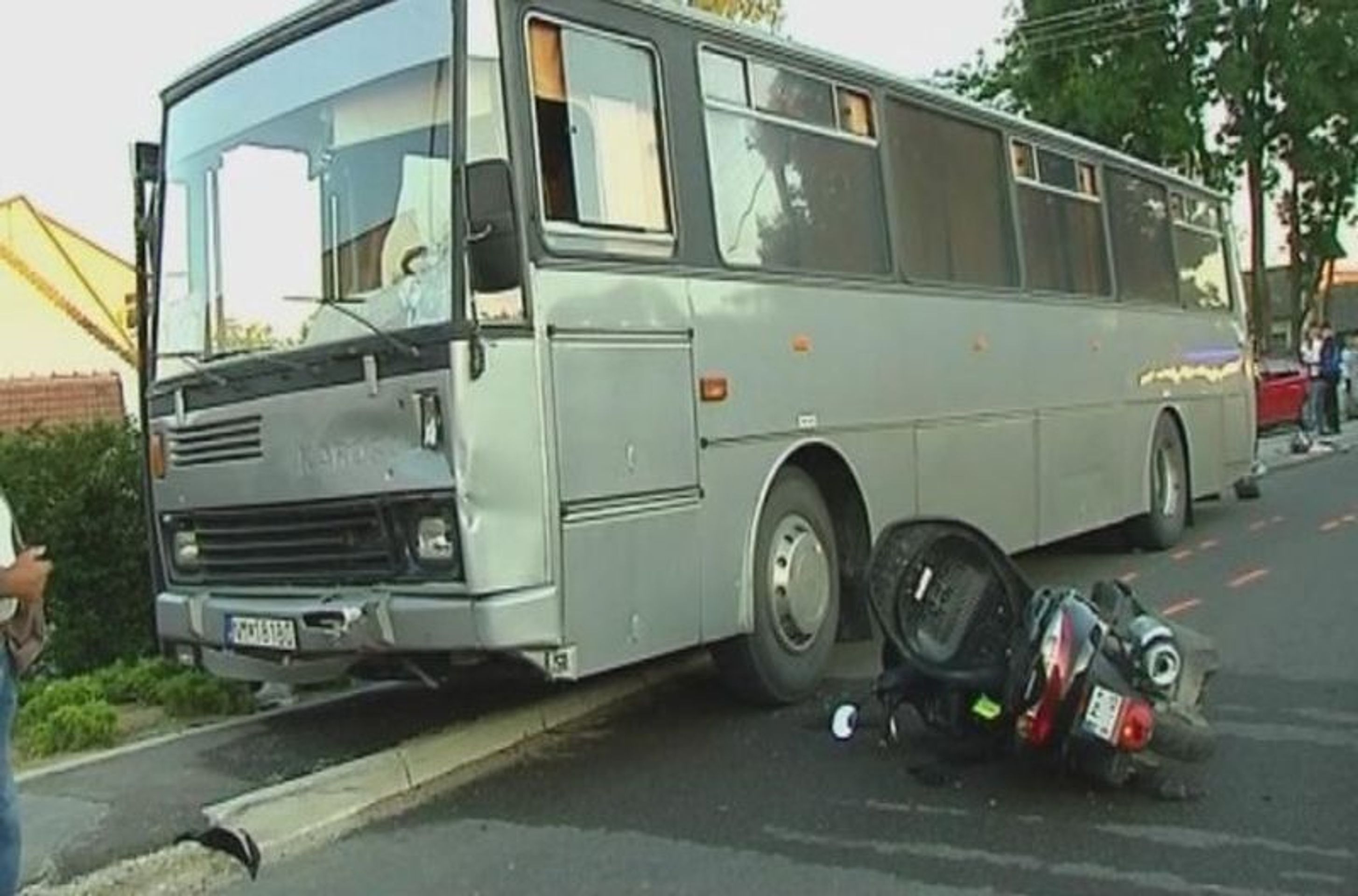 Srážka motorky a autobusu - GALERIE Tragická nehoda motorky a autobusu na Slovensku (1/7)