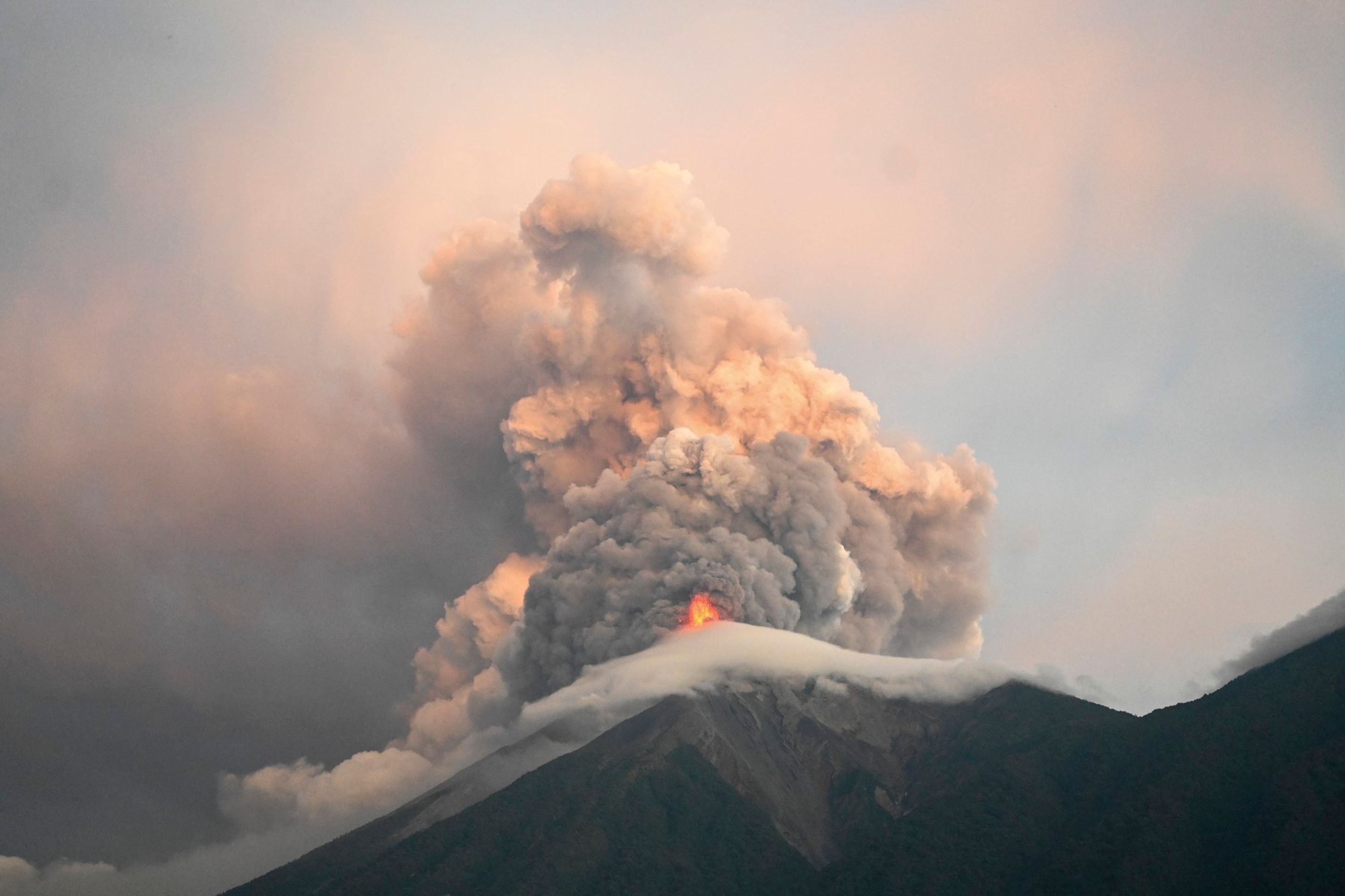 Erupce sopky Fuego v Guatemale v srpnu 2026 - Výbuch sopky Fuego v Guatemale, srpen 2026 (1/3)