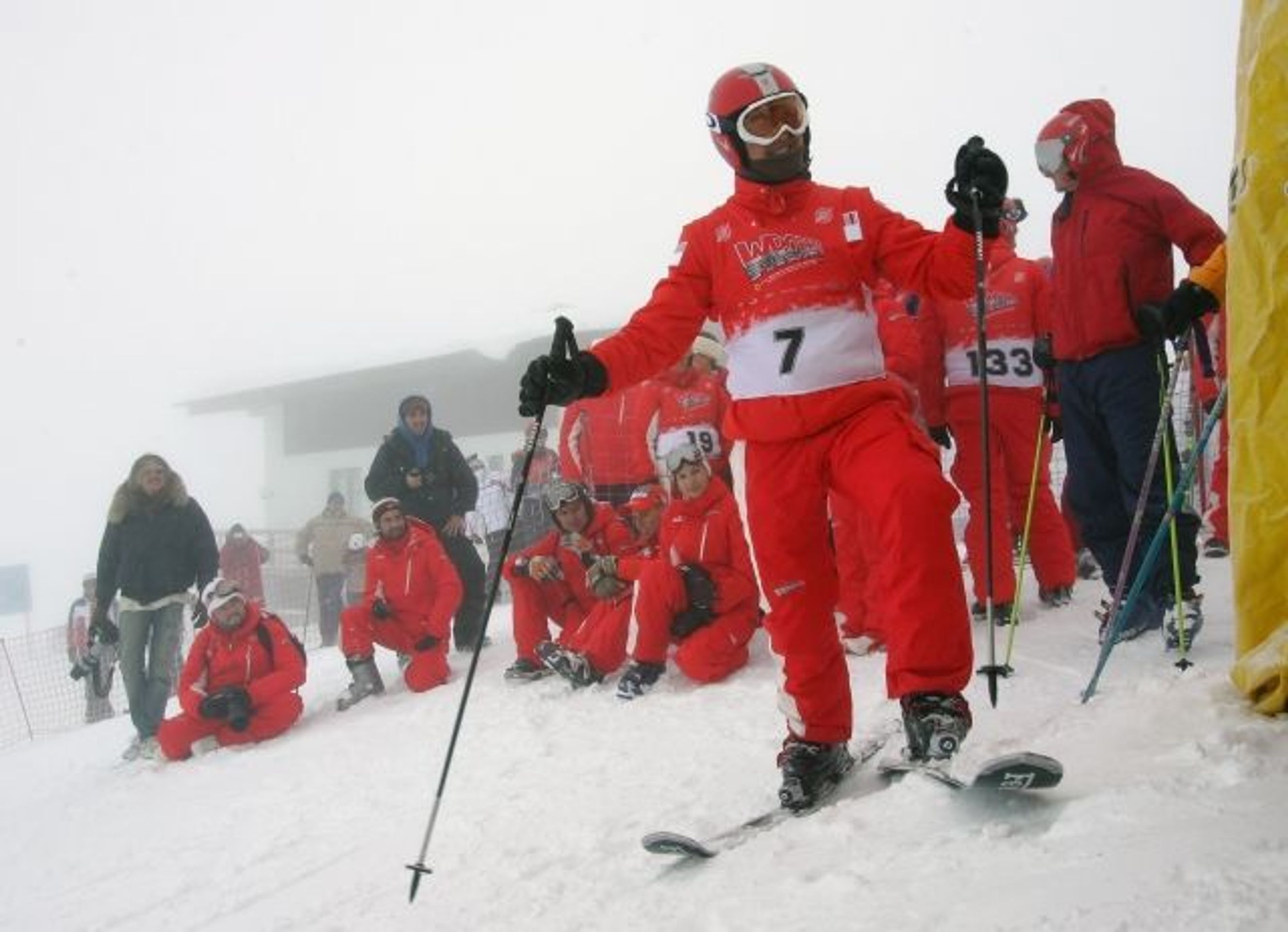 Michael Schumacher se zranil při lyžování - 1 - GALERIE: Michael Schumacher se zranil při lyžování (8/10)