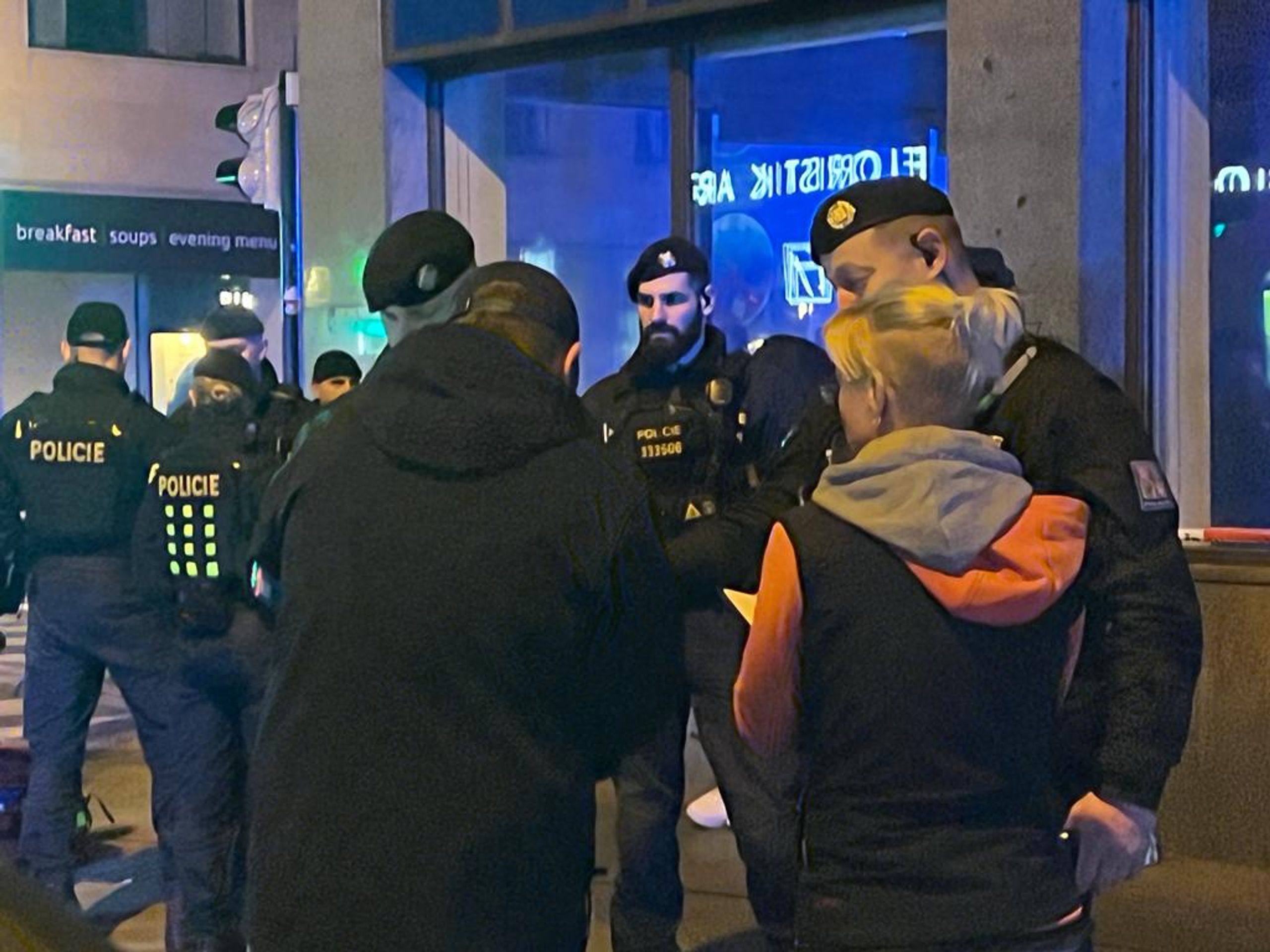 Konflikt před obchodním centrem Kotva - Konflikt před obchodním centrem Kotva (11/19)
