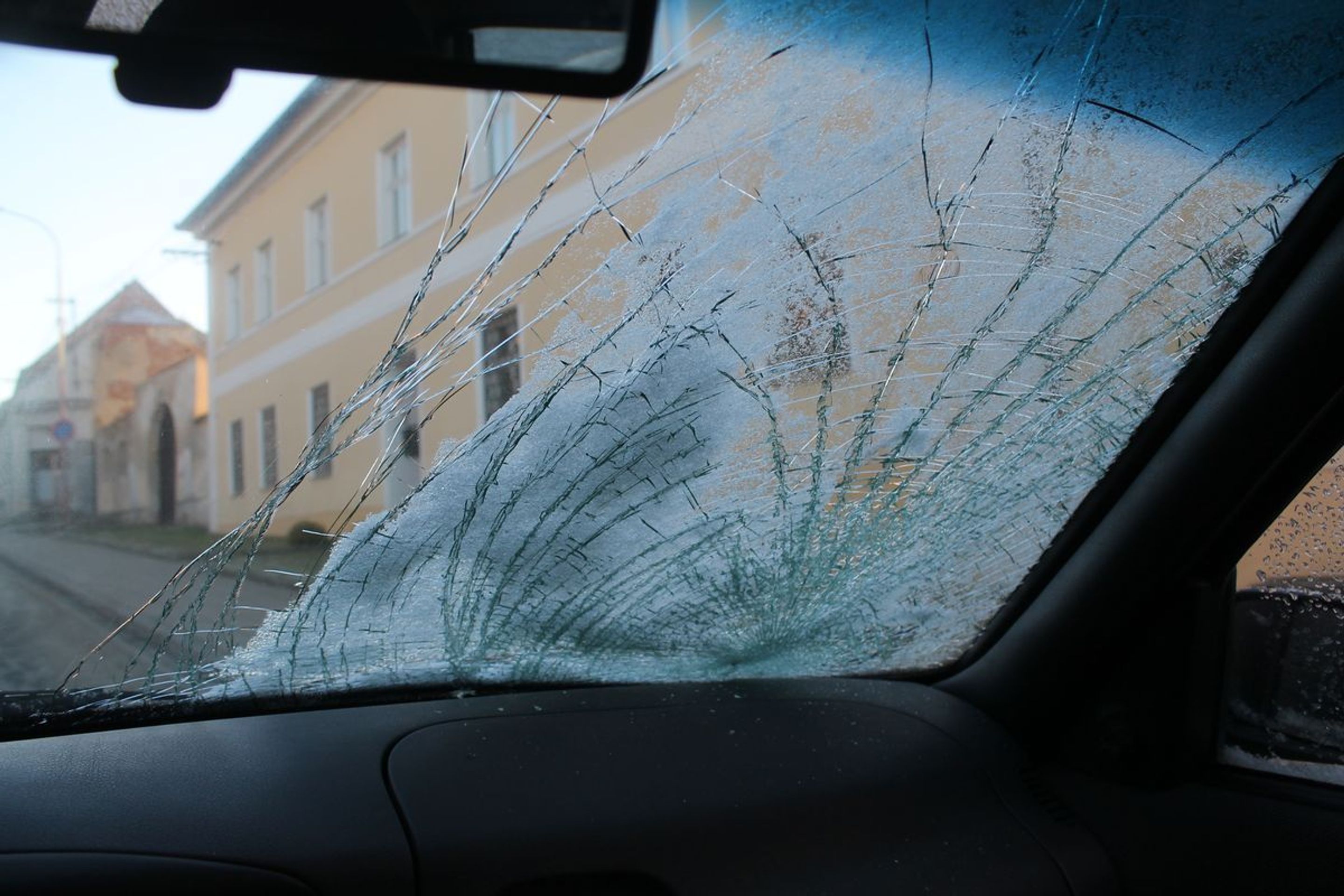 Auto se zašpiněným sklem - 1 - GALERIE: Žena si neočistila sklo a zabila ženu na přechodu (4/4)
