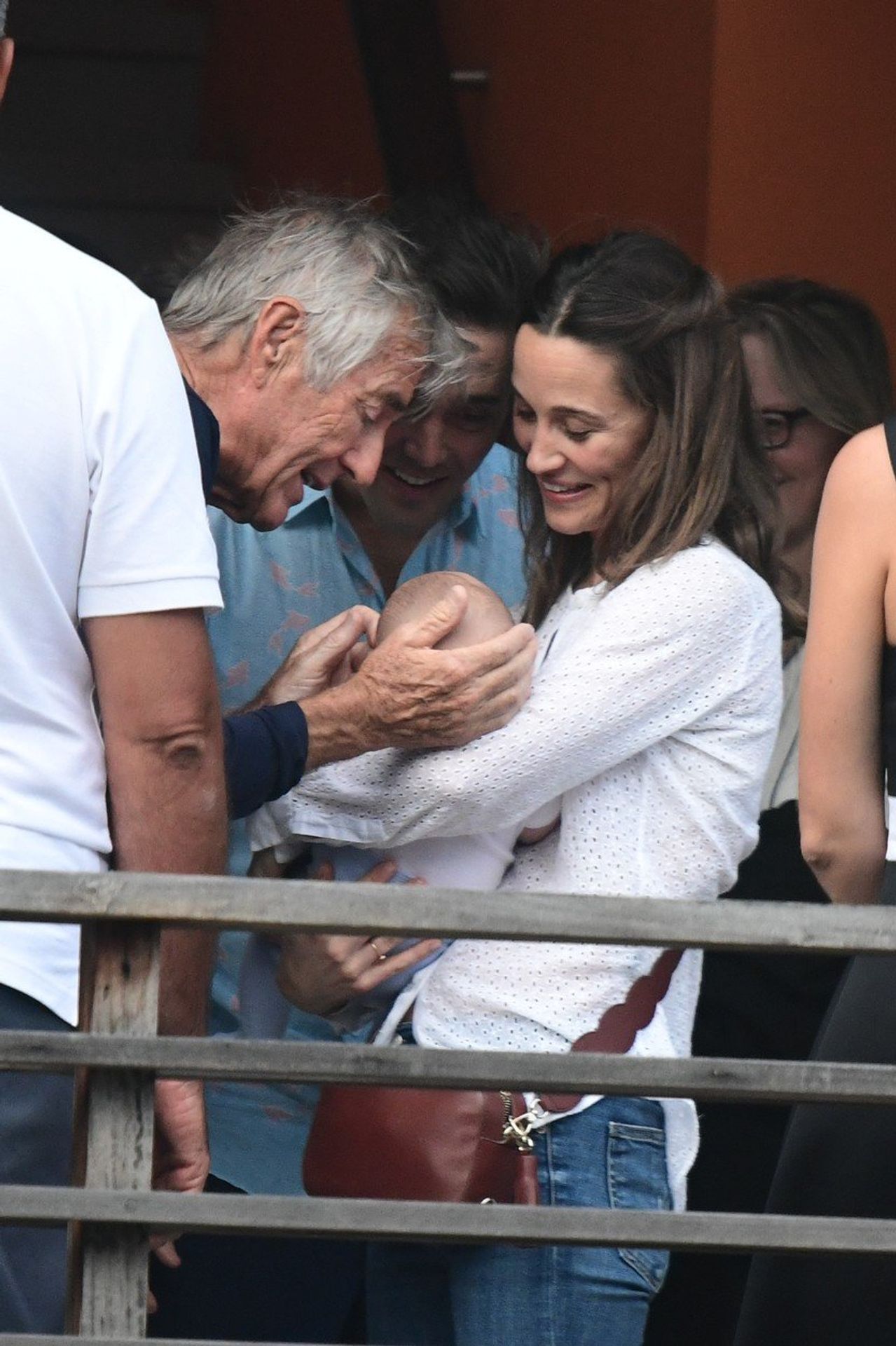 Pippa Middleton se svým miminkem - GALERIE: Pippa Middleton poprvé ukázala své miminko na veřejnosti! (1/6)