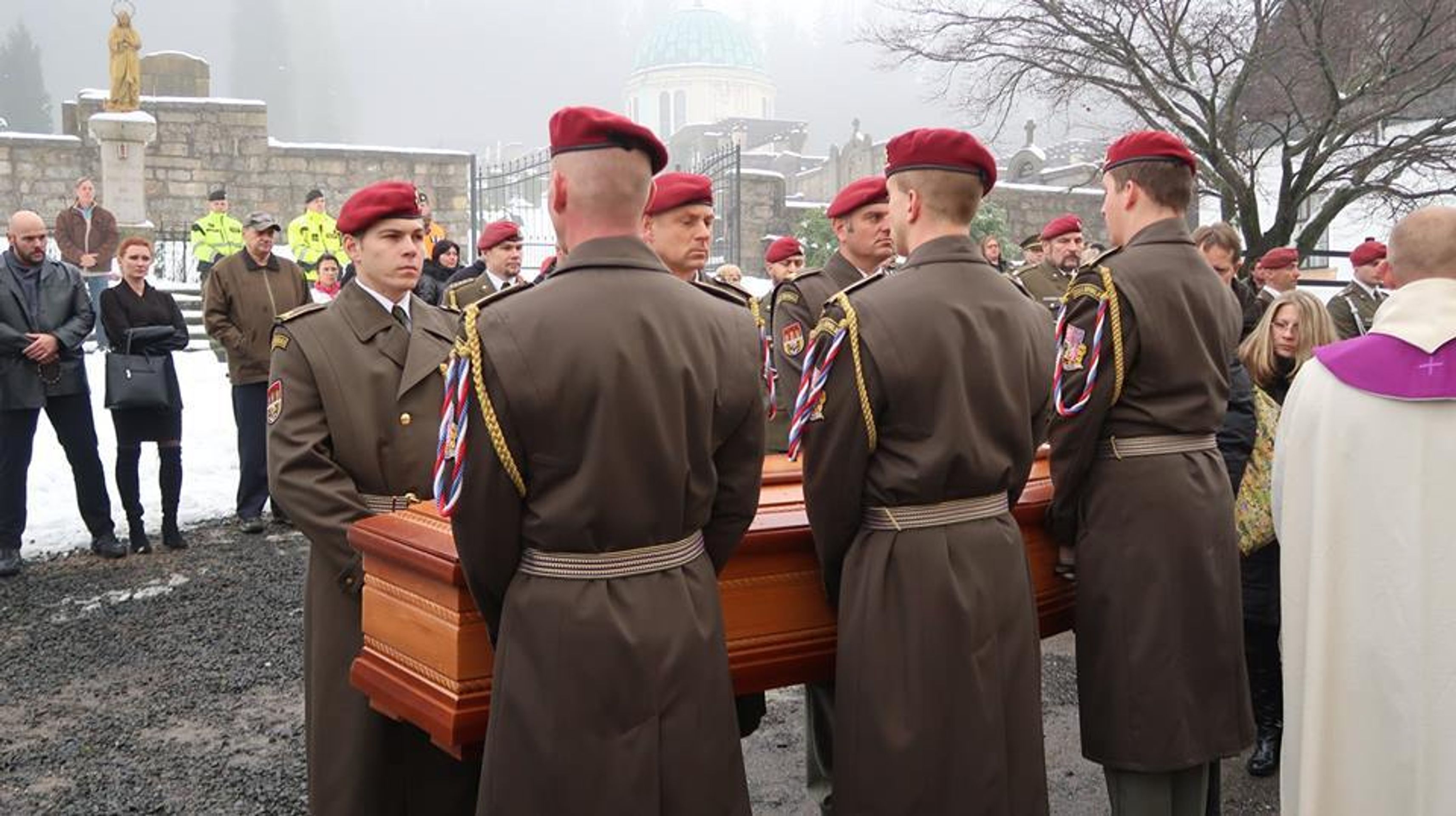 Rozloučení s válečným veteránem z Afghánistánu Jaroslavem Mevaldem - 9 - GALERIE: Rozloučení s válečným veteránem z Afghánistánu Jaroslavem Mevaldem (9/10)