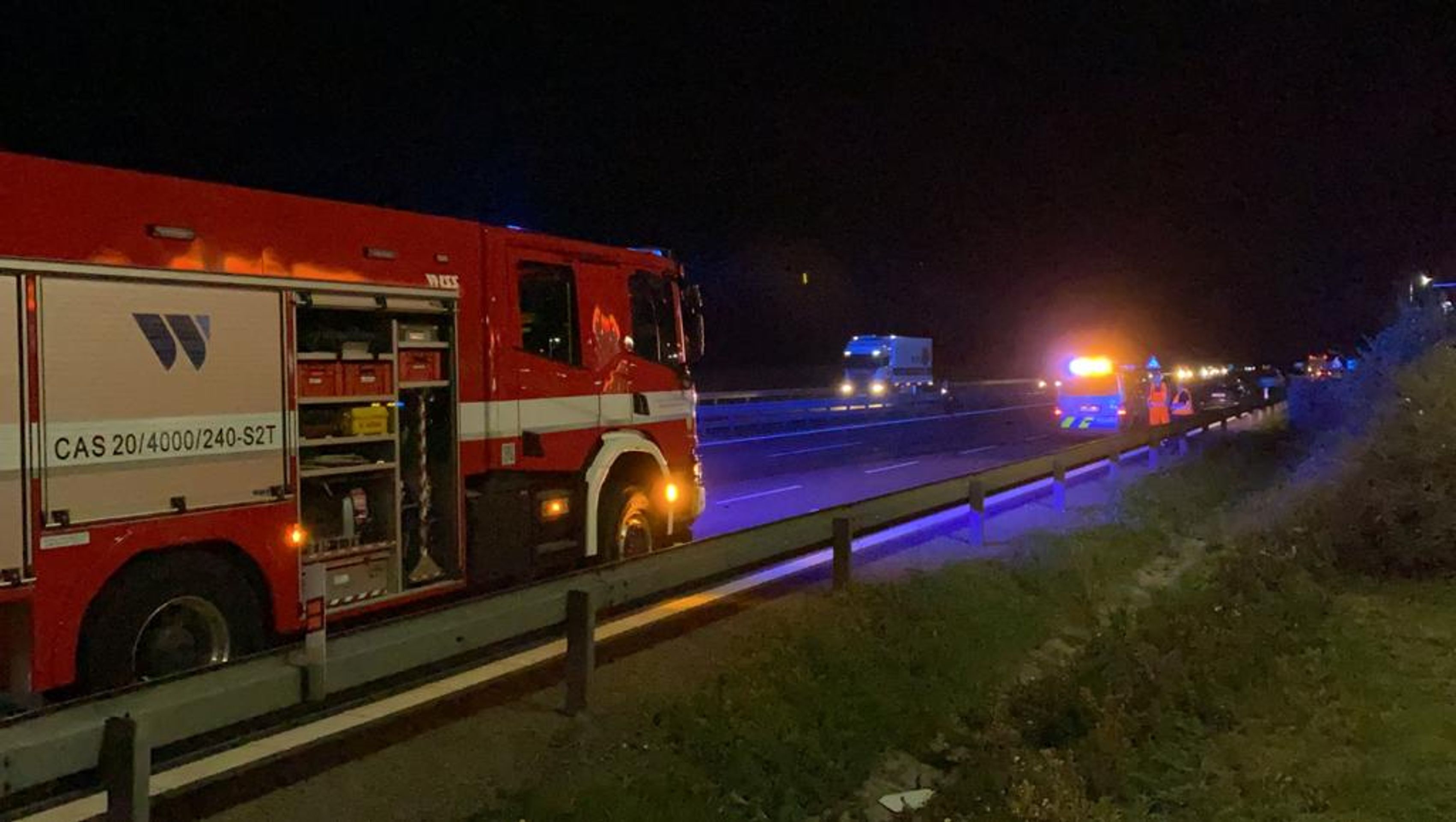 Tragická nehoda se stala poblíž benzínky - GALERIE: Smrt chodce na D1 u Brna (4/4)