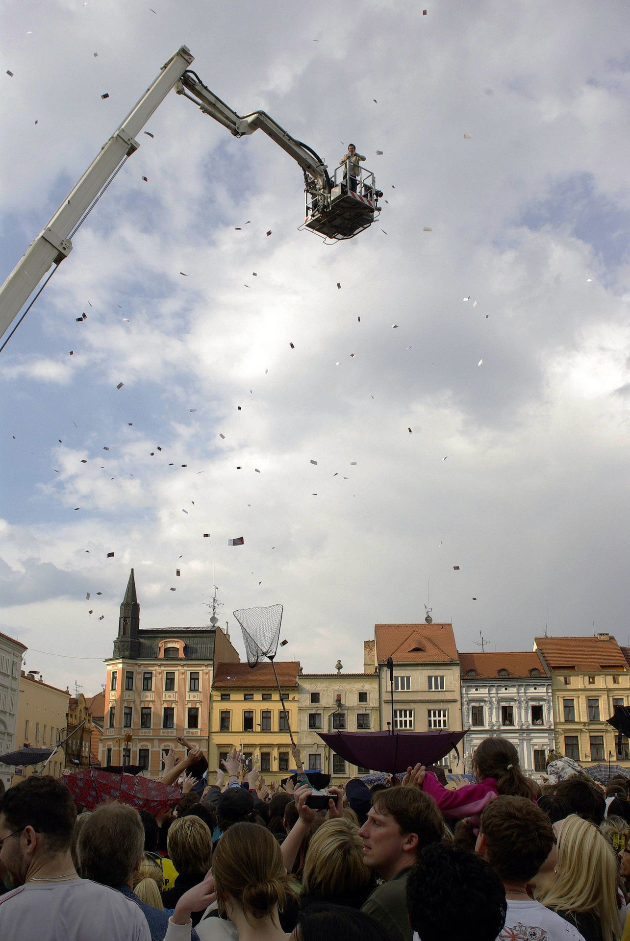 Dav lidí v Českých Budějovicích - GALERIE: Lidé se málem ušlapali (1/7)