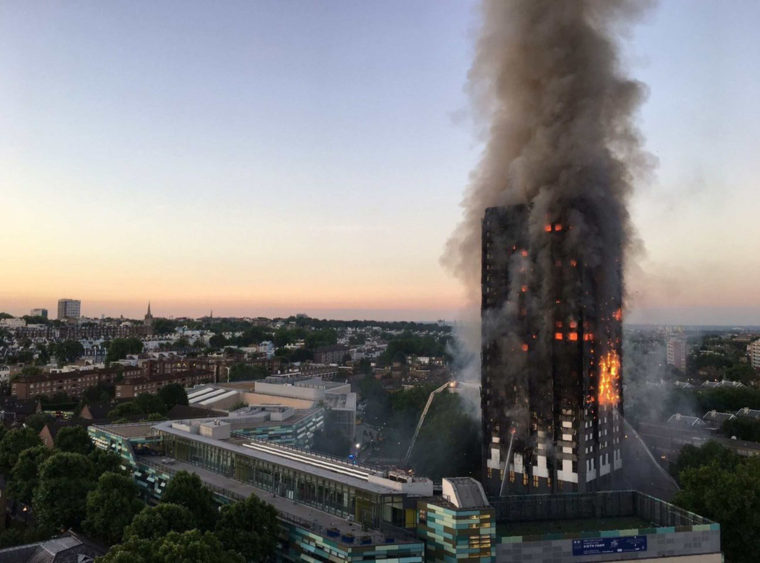 Požár výškového bytového domu v londýnské čtvrti White City - 4 - GALERIE: Obrovský požár věžáku v Londýně (2/14)