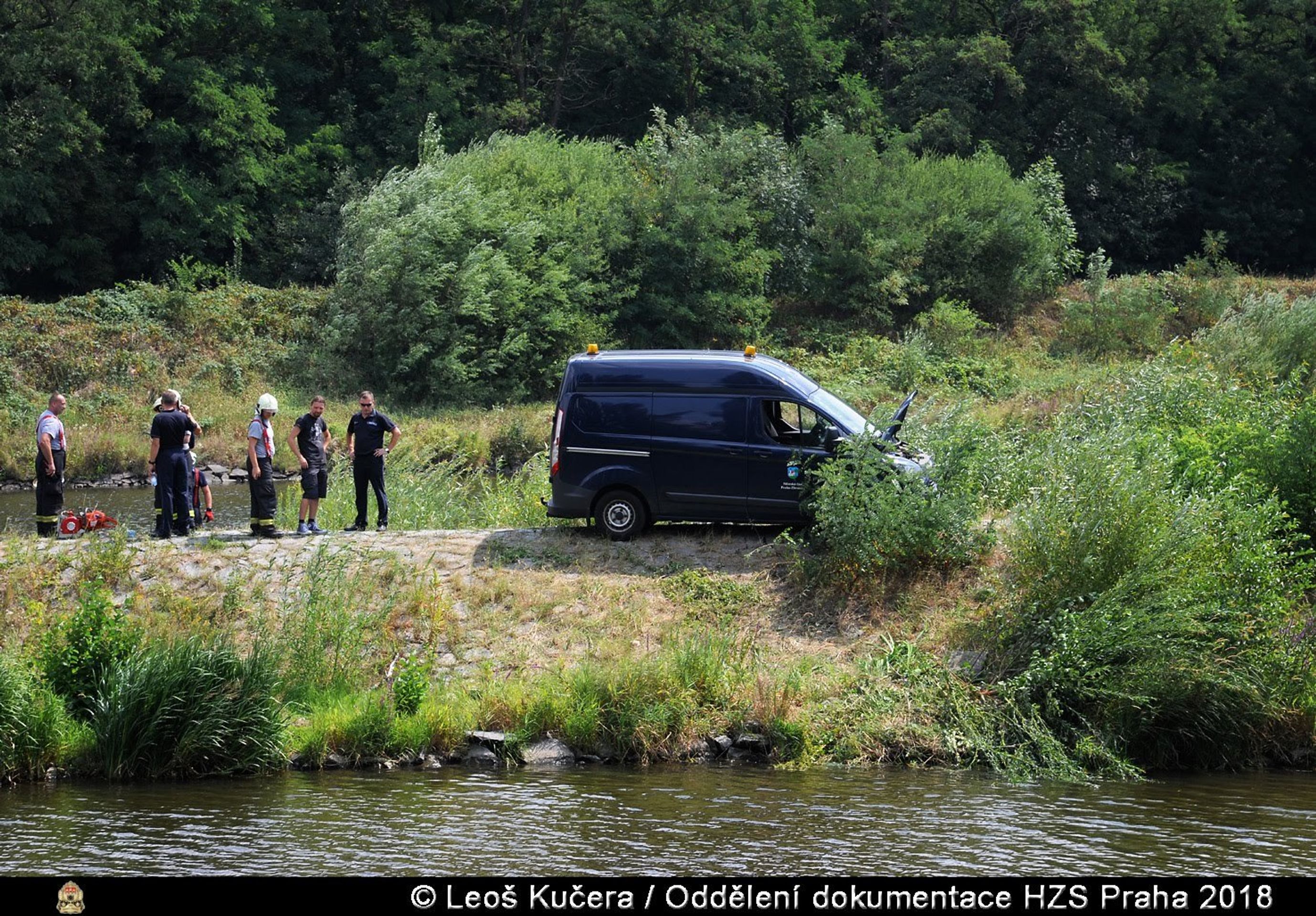 Hasiči v Praze vytahovali dodávku, která sjela do Vltavy - 10 - GALERIE: Hasiči v Praze vyprošťovali auto z Vltavy (1/10)
