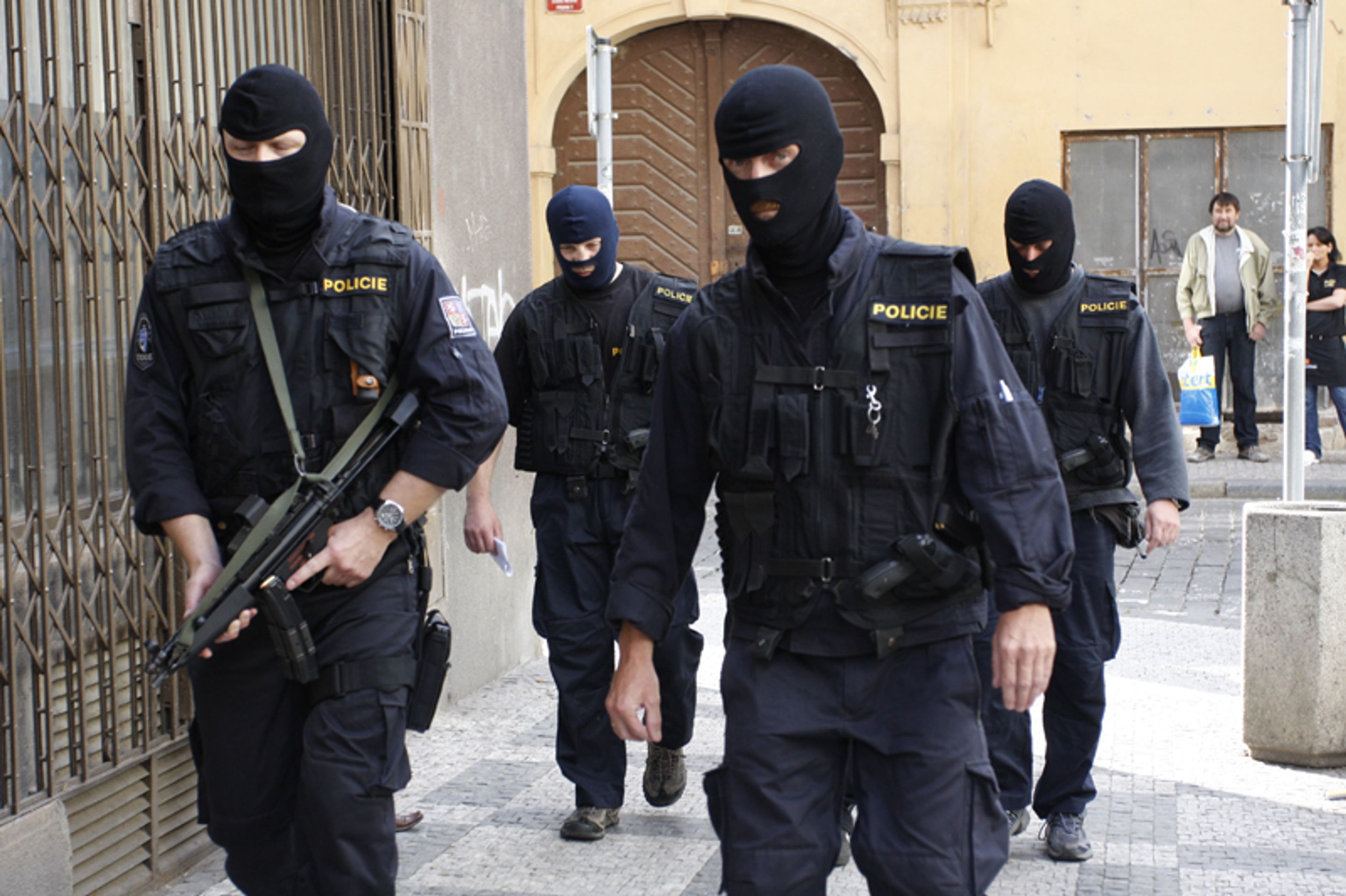 Policejní razie - ilustrační foto - FOTOGALERIE: Policisté předvádějí extremisty zadržené při velké razii (14/18)