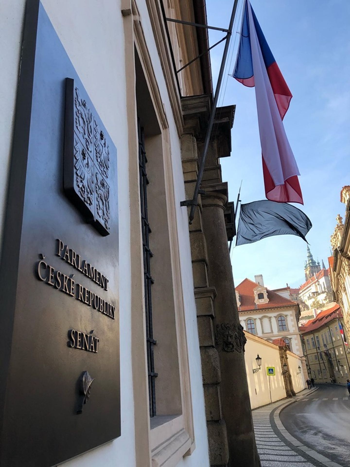 Senátoři na zasedání organizačního výboru - 1 - GALERIE: Senát prozradí, co se bude dít po úmrtí Jaroslava Kubery (5/12)
