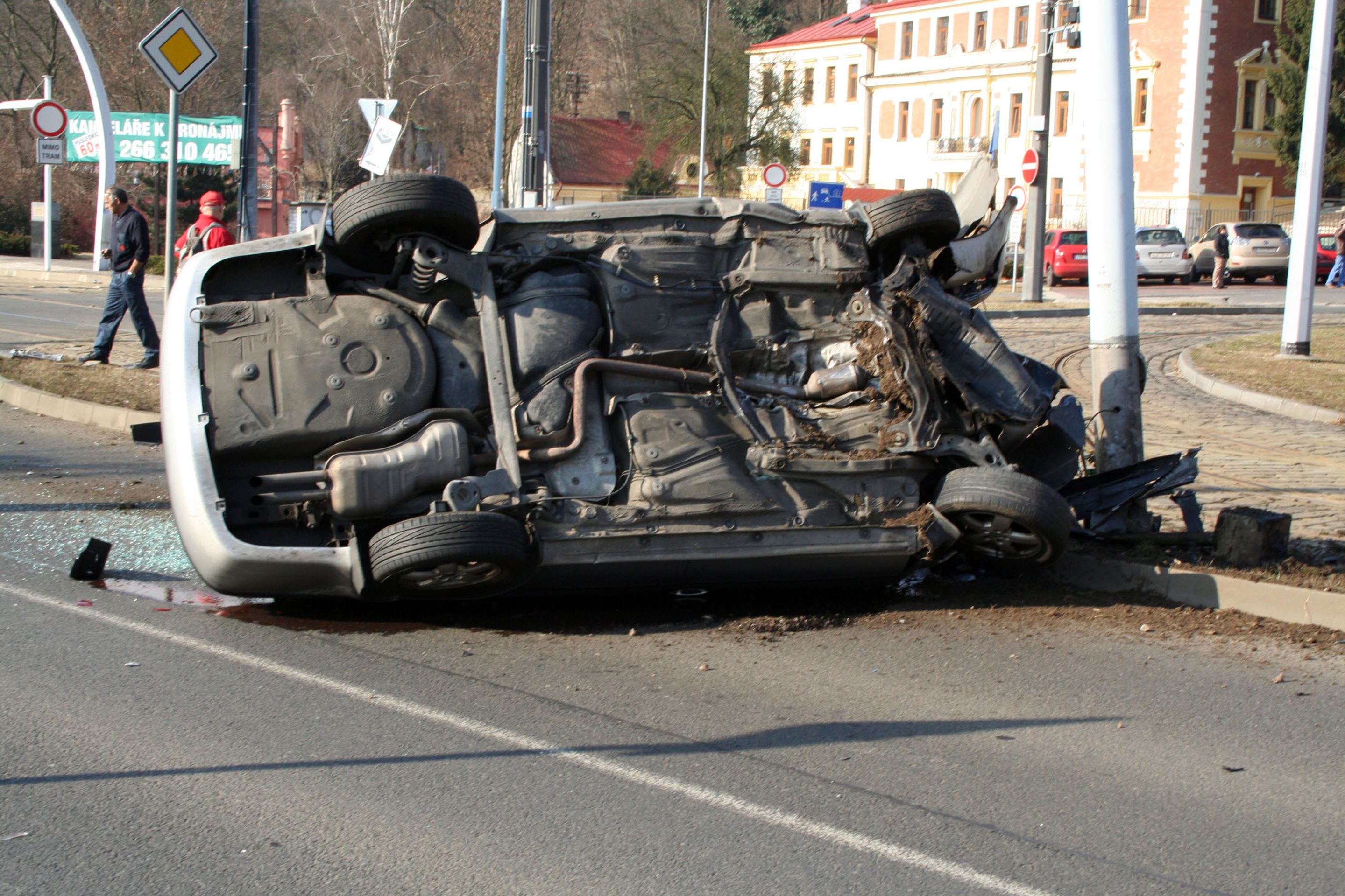 Nabourané auto - Hlubočepy - 3 - GALERIE - nabourané auto (3/5)