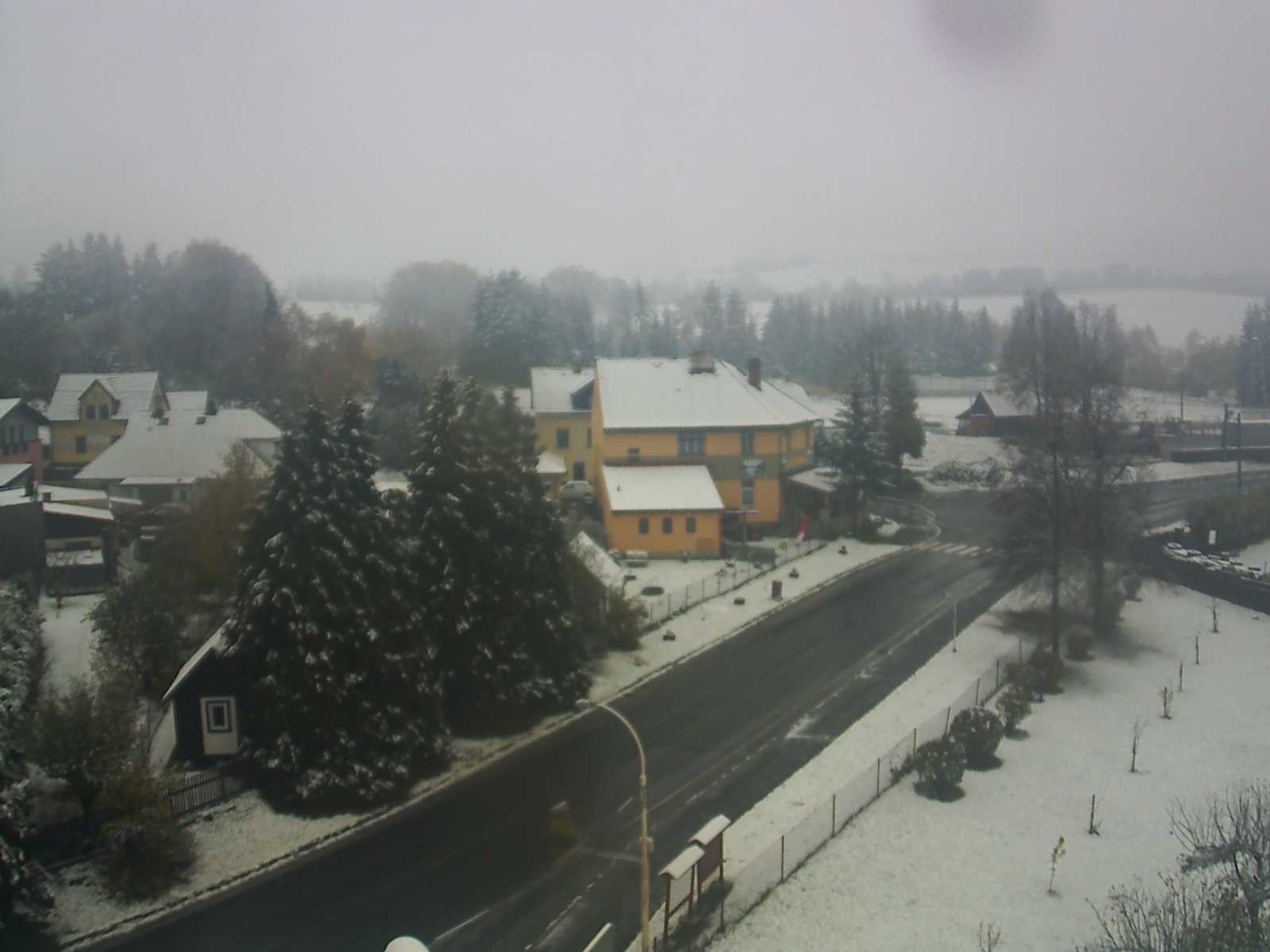Na Šumavě v noci na neděli napadlo přes 10 cm sněhu - 8 - GALERIE: Na Šumavě v noci na neděli napadlo přes 10 cm sněhu (6/13)