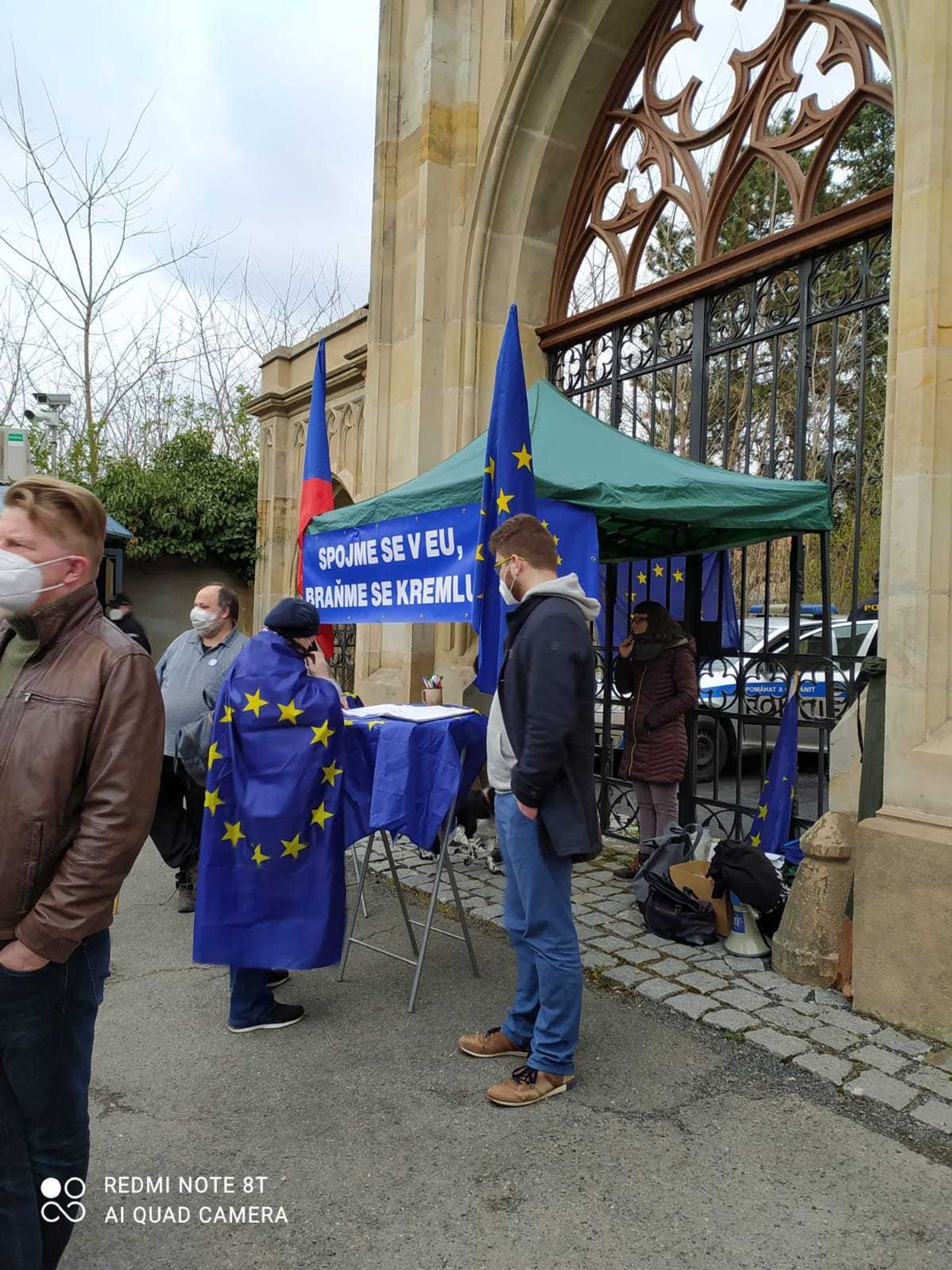 Protesty před ruskou ambasádou - 5 - GALERIE: Protesty před ruskou ambasádou v Praze (11/14)