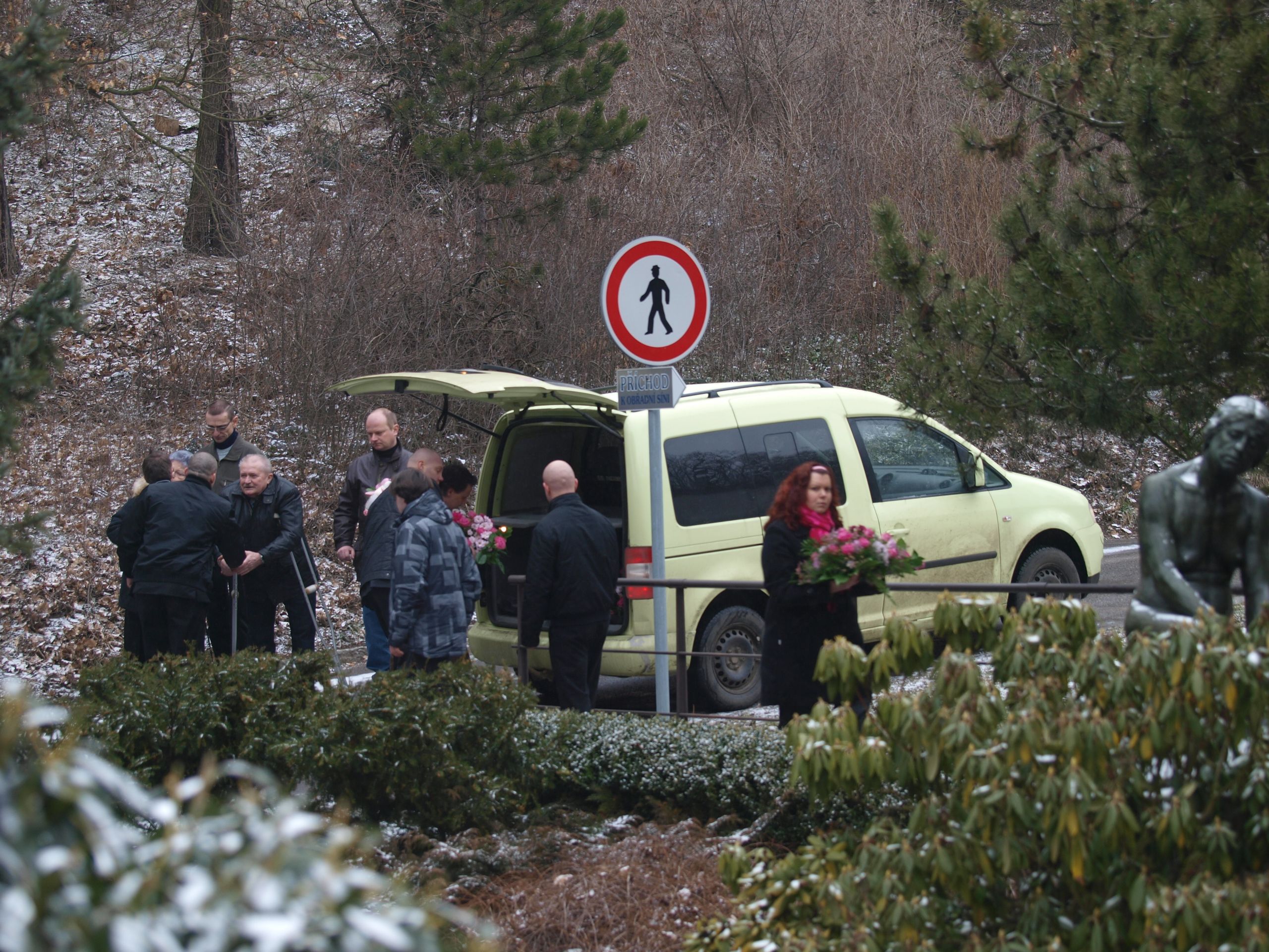 Pohřeb Báry, kterou zabila silná droga - 2 - GALERIE: Pohřeb Báry, která se předávkovala na plese (6/16)