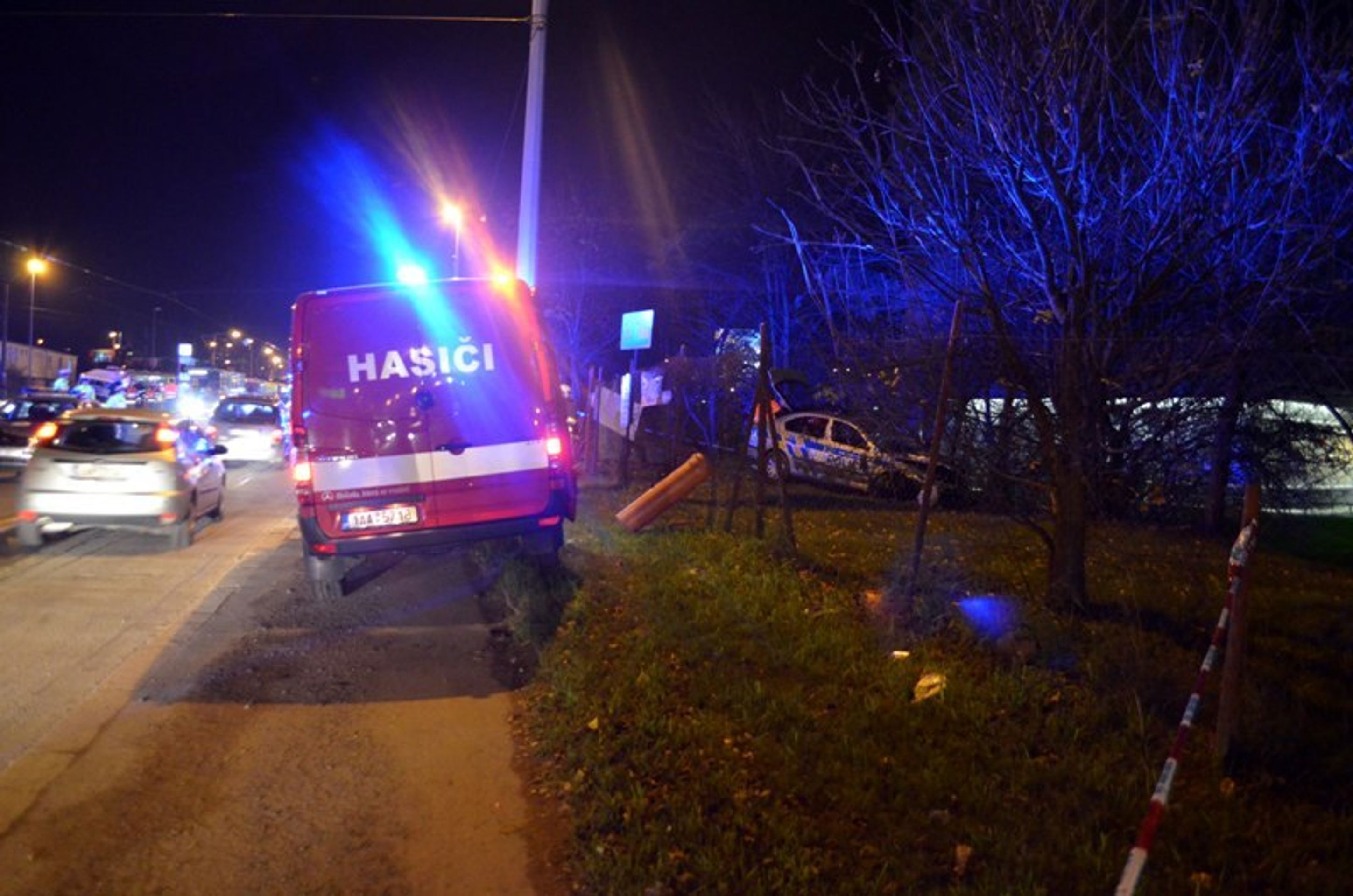 Nehoda policejního auta a dodávky - 4 - Nehoda policejního auta a dodávky v Praze (4/7)